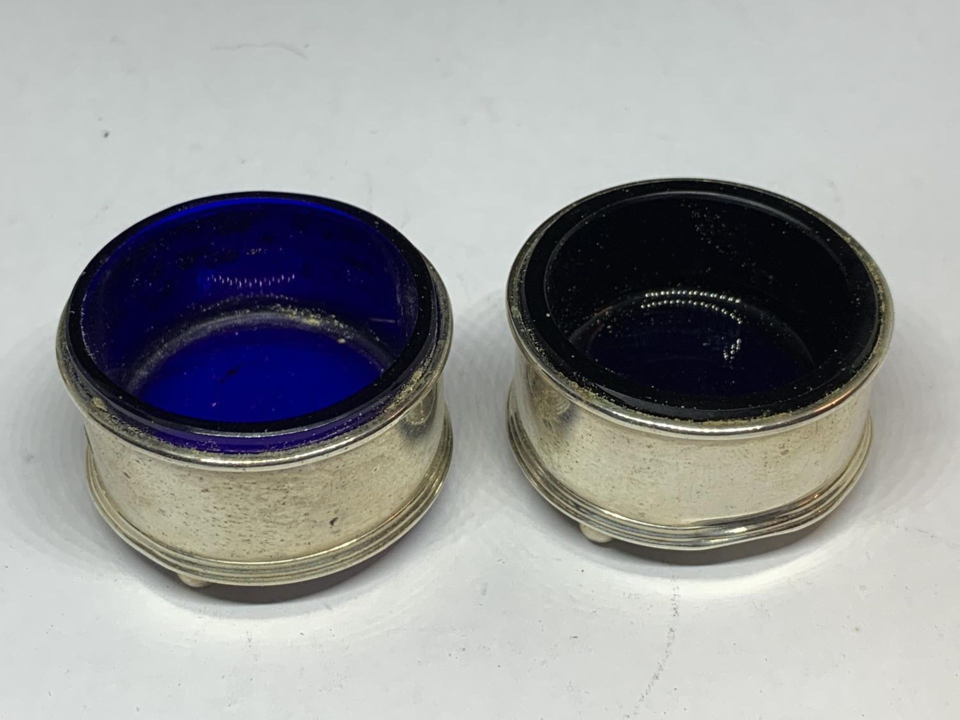 FOUR VARIOUS SILVER ITEMS TO INCLUDE TWO ROBINSON & CO LTD SINGAPORE AND KUALA LUMPA HALLMARKED - Image 4 of 6
