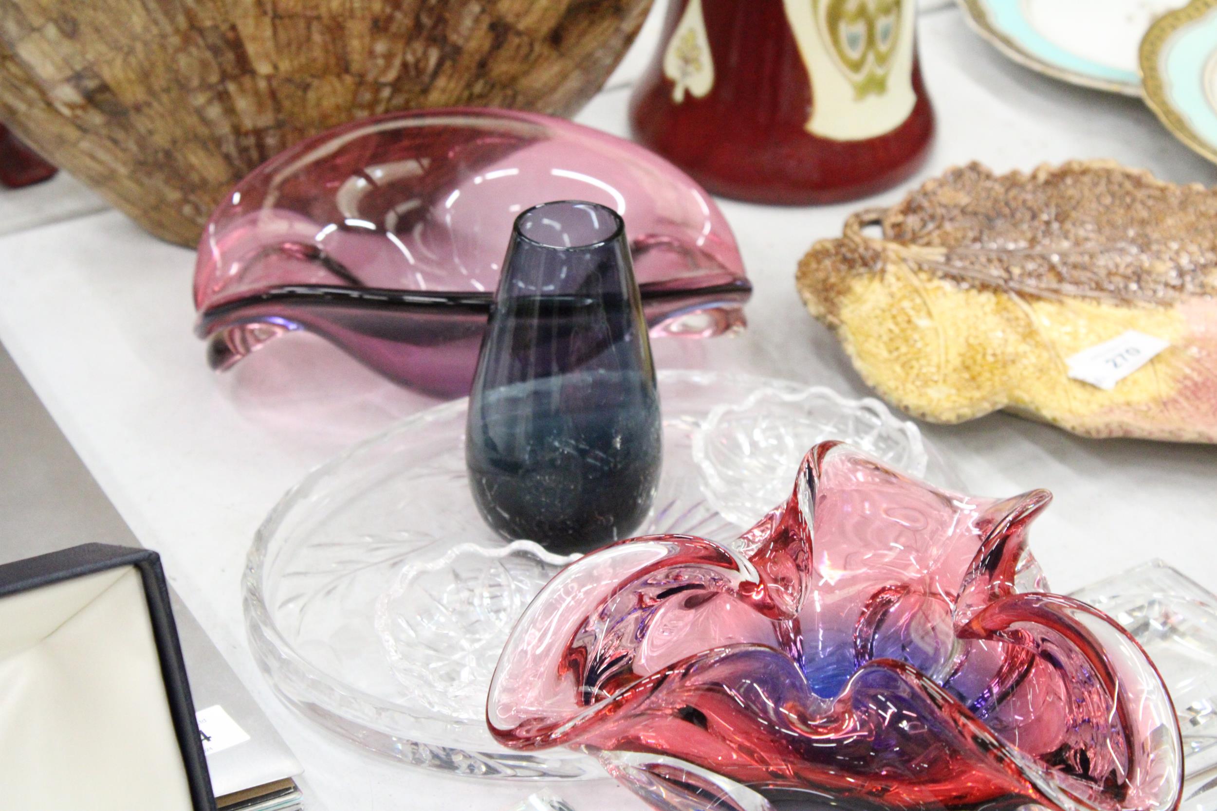A MIXED LOT OF GLASSWARE TO INCLUDE FOUR SOAP DISHES, A MURANO STYLE ASHTRAY PLUS A LARGE MODERN ART - Image 3 of 7