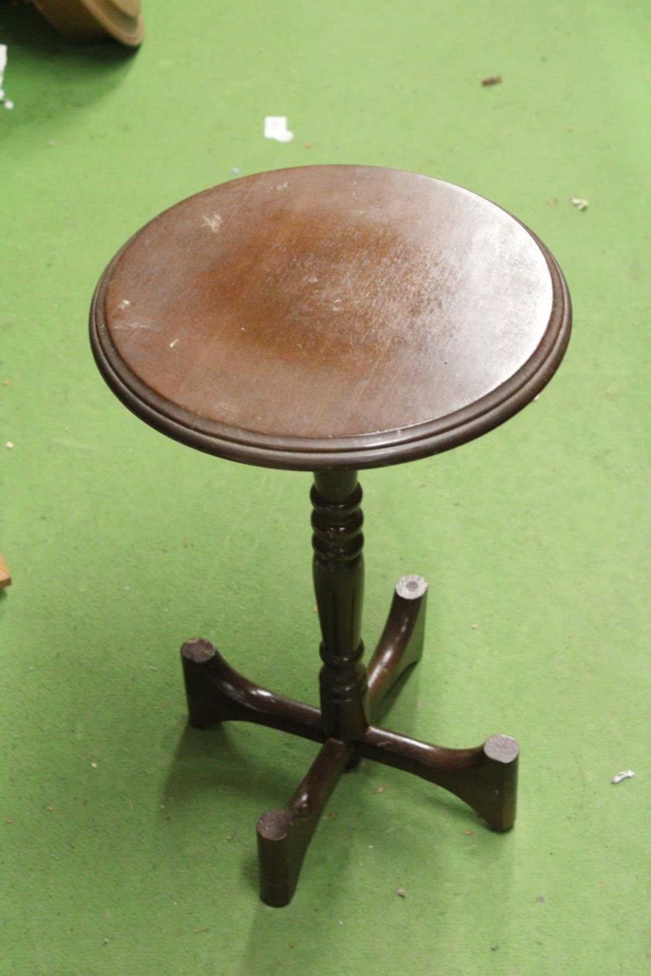 A MAHOGANY SMALL TABLE/PLANT STAND - Image 2 of 4