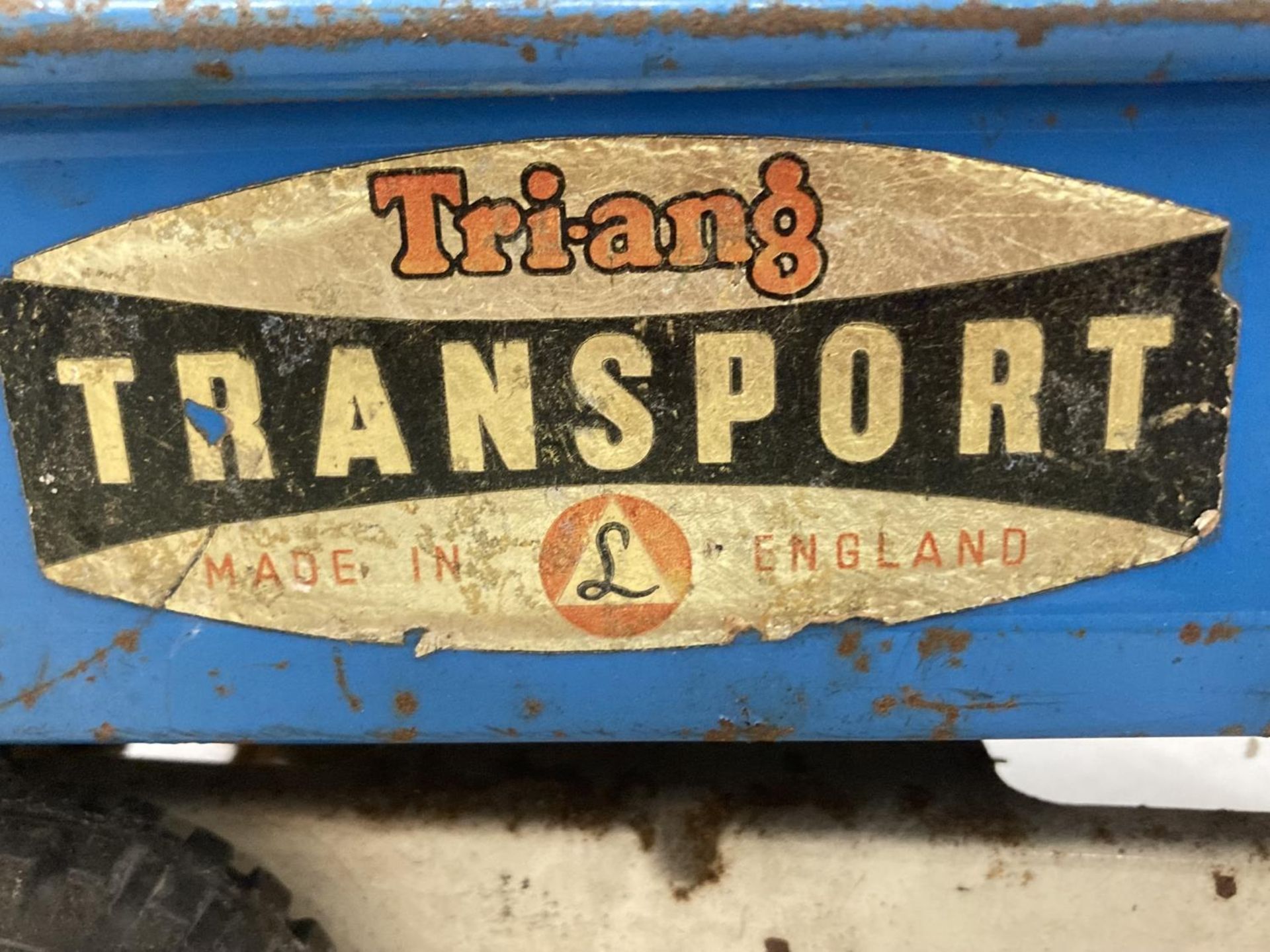 A BLUE AND WHITE TRI-ANG JUNIOR TIP LORRY FOR RESTORATION, THE FRONT GRILL IS PRESENT BUT THE BACK - Image 4 of 5