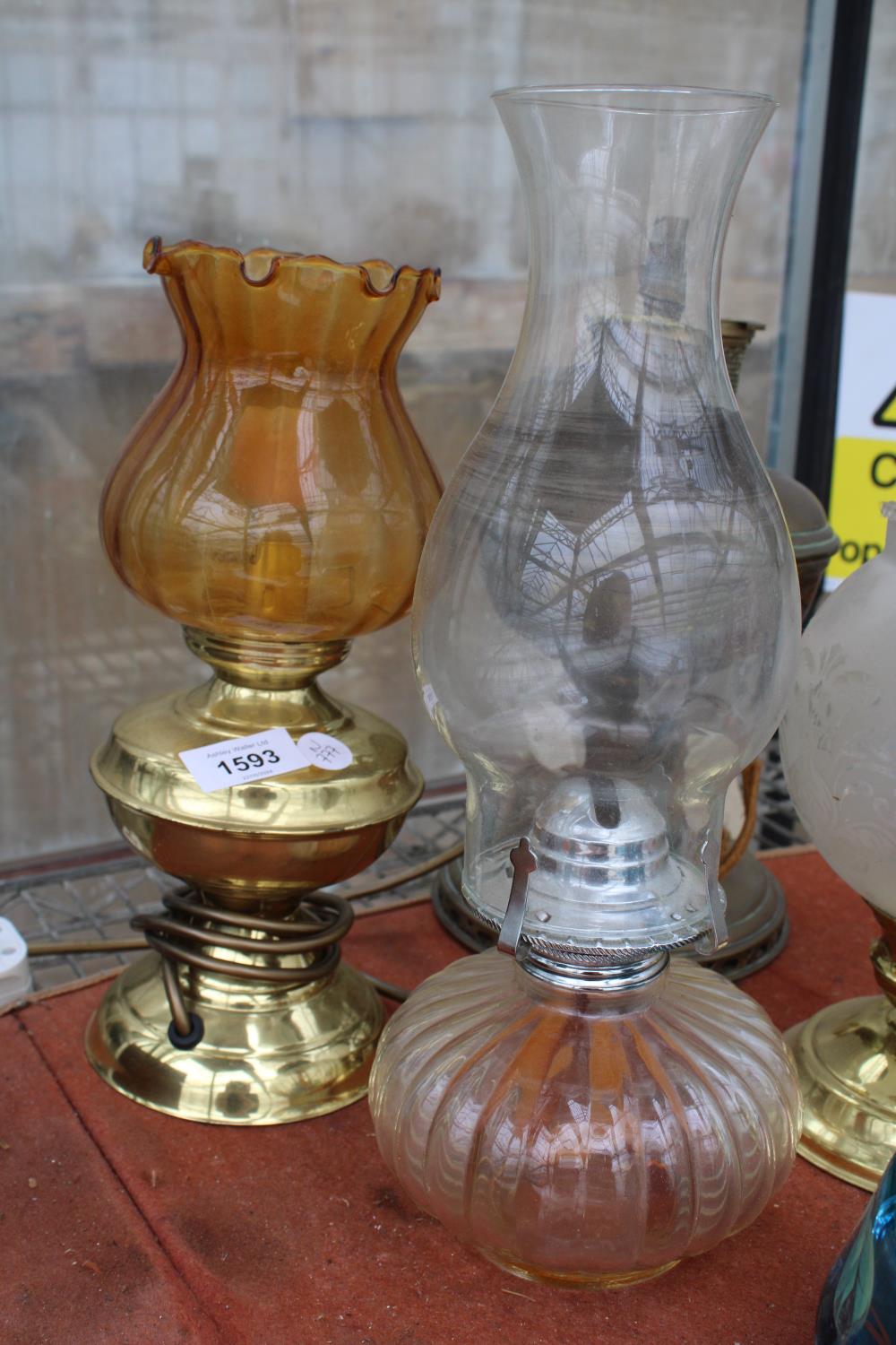 AN ASSORTMENT OF VINTAGE OIL LAMPS WITH SHADES AND FUNNELS, TO INCLUDE TWO CONVERTED TO ELECTRIC - Image 2 of 4