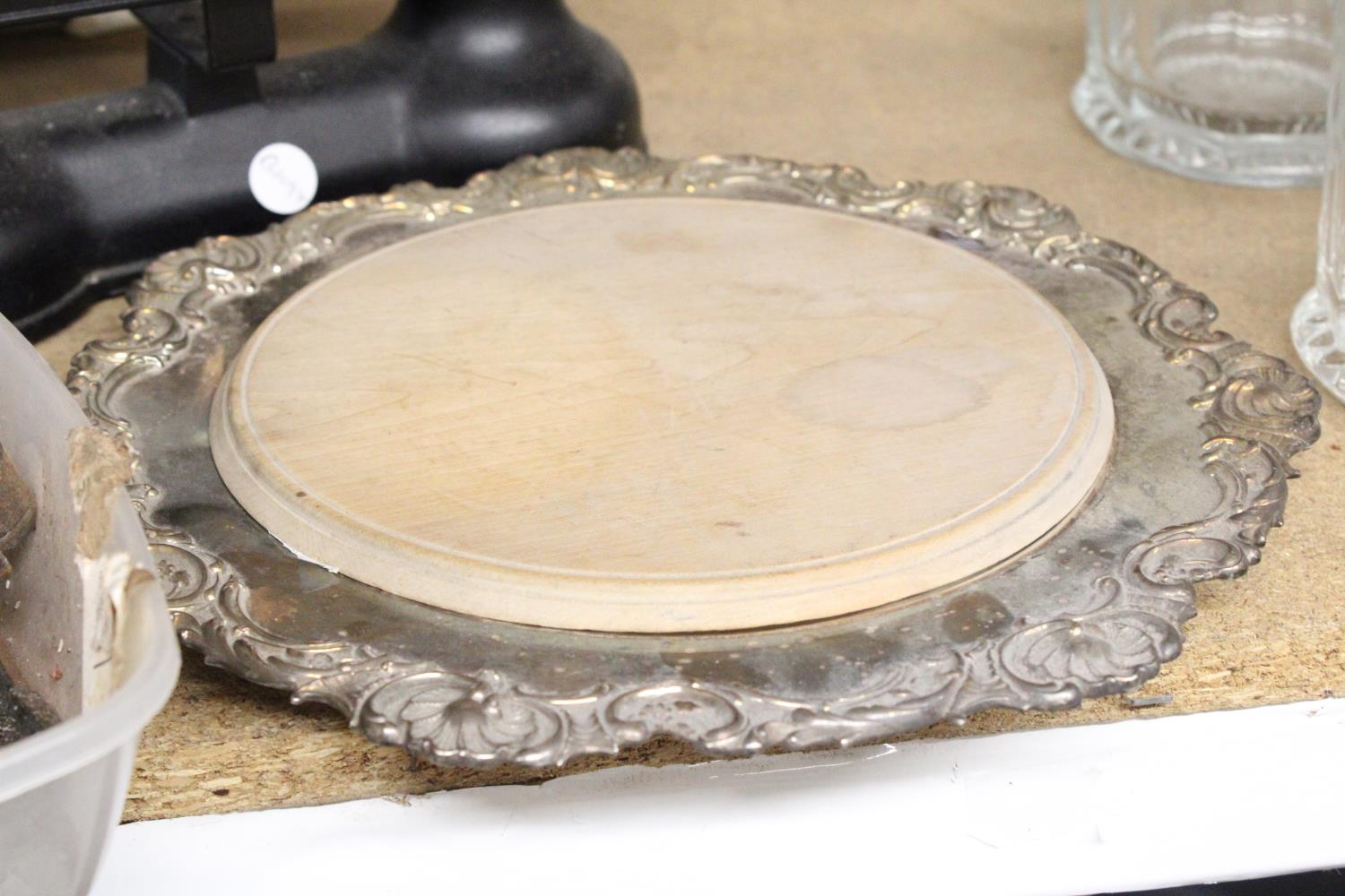 A SET OF TRADITIONAL "SALTER" BLACK VINTAGE KITCHEN SCALES PLUS A SILVER PLATED SHALLOW BOWL WITH - Bild 4 aus 4