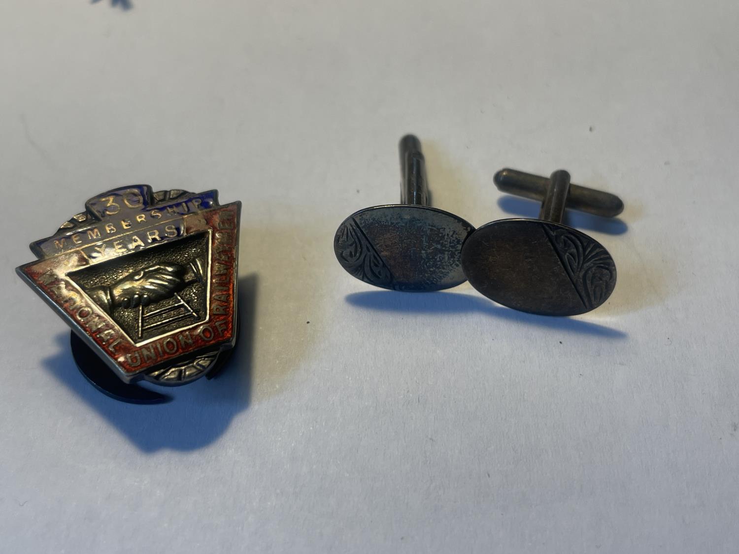 FIVE SILVER ITEMS TO INCLUDE A APIR OF CUFFLINKS, TWO RINGS AND TWO BROOCHES - Image 3 of 3