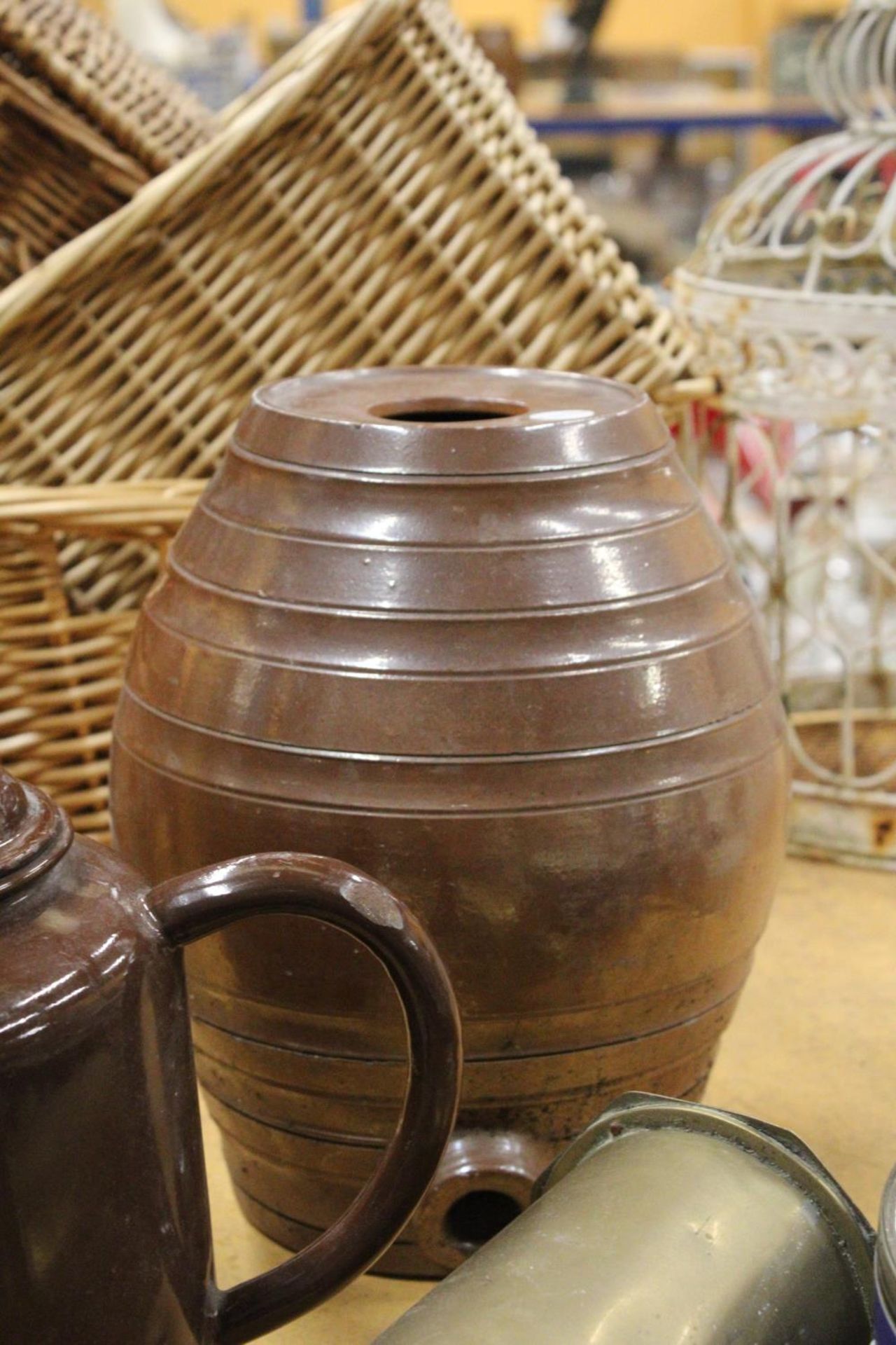 A MIXED LOT TO INCLUDE A BRASS MEAT JACK, STONEWARE BARREL, LARGE ENAMEL TEAPOT AND A CAST METAL - Image 4 of 5