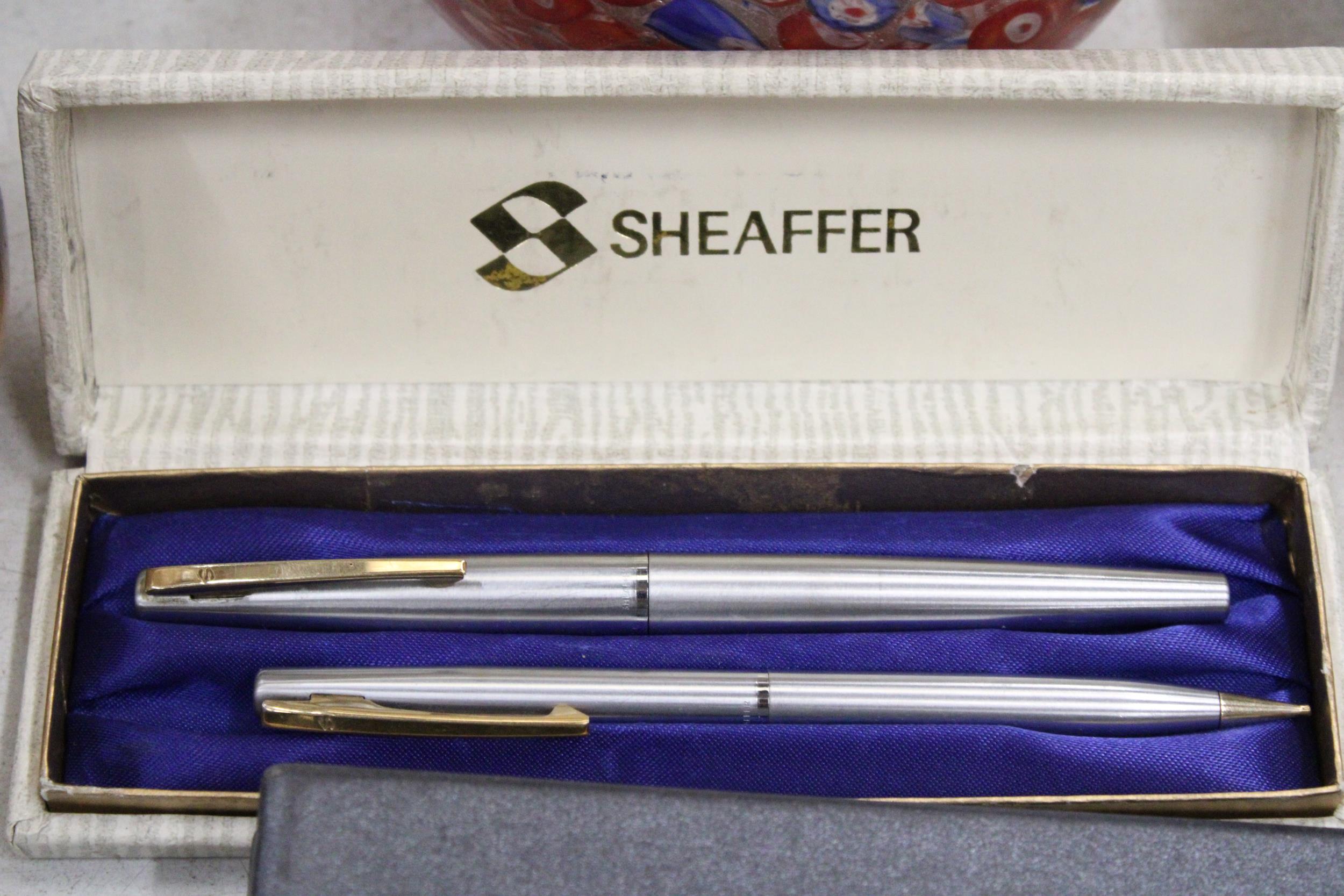 A COLLECTION OF BOXED PENS TO INCLUDE, SHEAFFER, PARKER, ETC, PLUS PENCIL REFILLS - Image 5 of 5