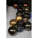 A MIXED LOT OF DECORATIVE CERAMIC BALLS PLUS A FURTHER FIVE ONYX BALLS