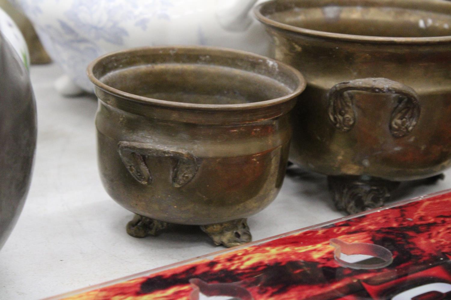 THREE GRADUATED BRASS FOOTED AND HANDLED POTS - Image 3 of 5