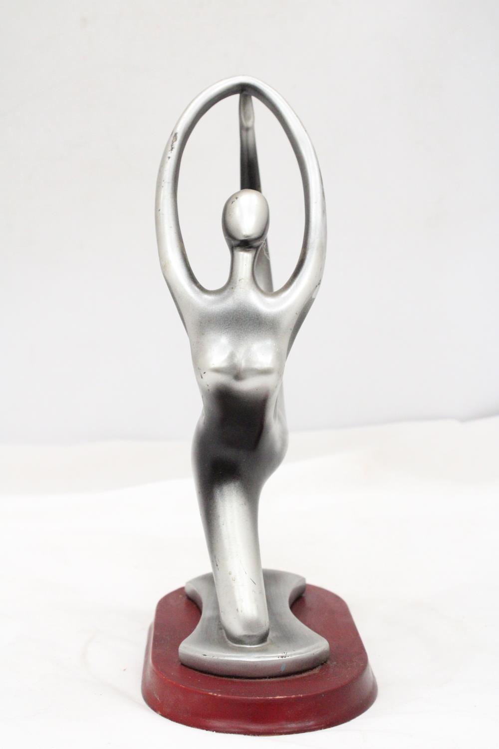 AN ART DECO, NUDE LADY, ALUMINIUM GYMNAST ON A WOODEN BASE, HEIGHT 30CM - Image 3 of 5