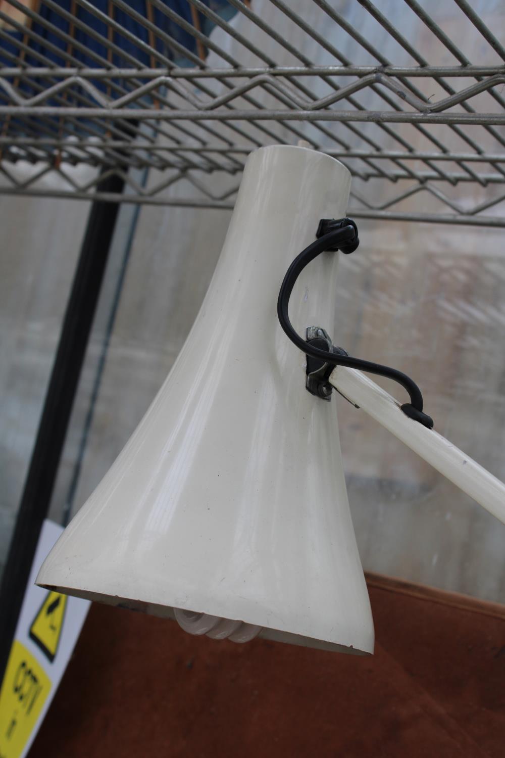 A RETRO WHITE ANGLE POISE LAMP - Bild 3 aus 5