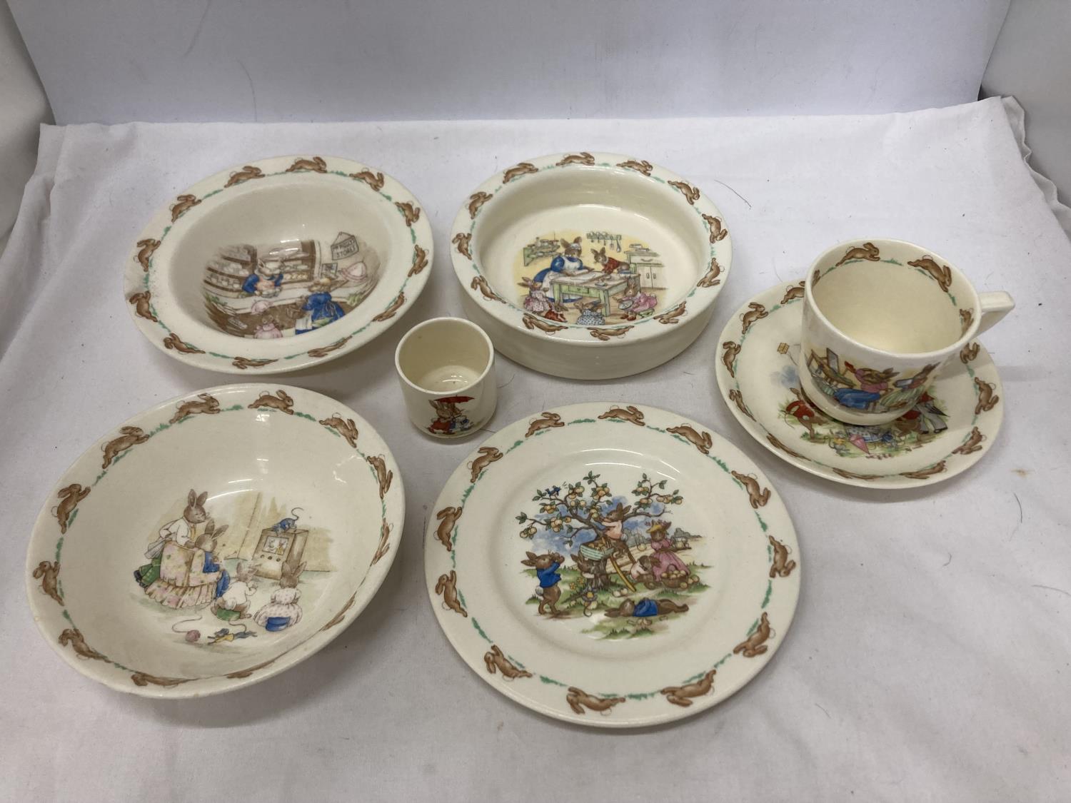 A COLLECTION OF ROYAL DOULTON 'BUNNYKINS' DINNERWARE TO INCLUDE BOWLS, PLATES, A CUP AND SAUCER