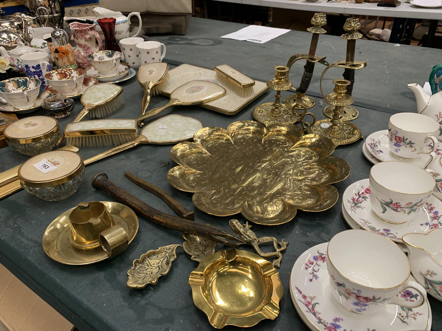 A COLLECTION OF VINTAGE BRASSWARE TO INCLUDE TWO PAIRS OF CANDLESTICKS, ONE WITH KNIVES, THE OTHER - Image 3 of 6