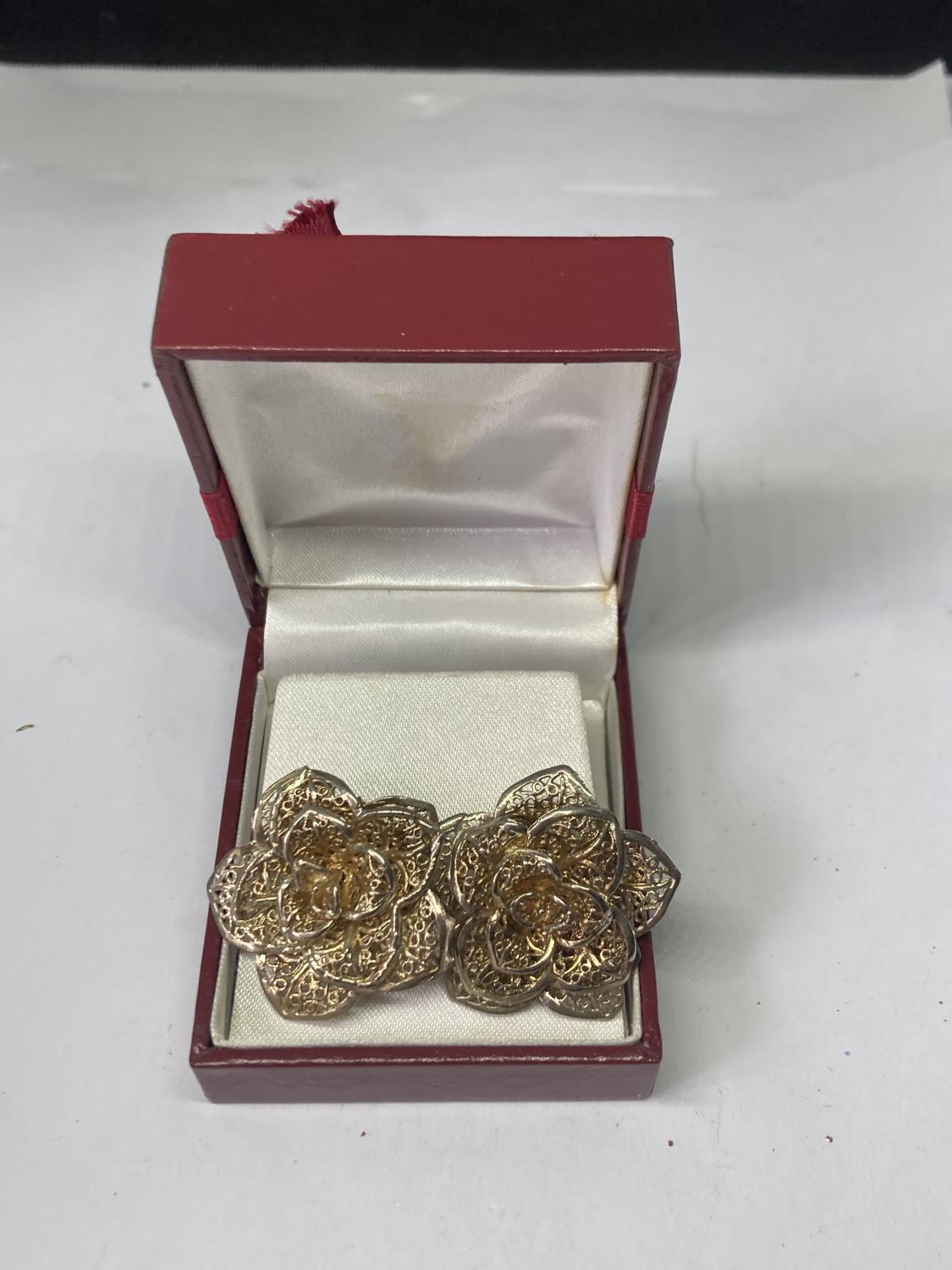 A PAIR OF SILVER EARRINGS IN A PRESENTATION BOX