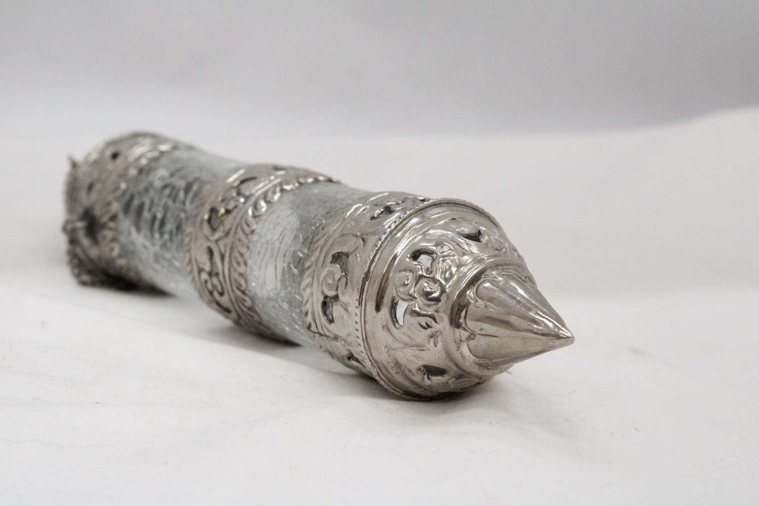 A FAR EAST SILVER PLATE AND CRACKLE GLASS SCROLL HOLDER - Image 3 of 7