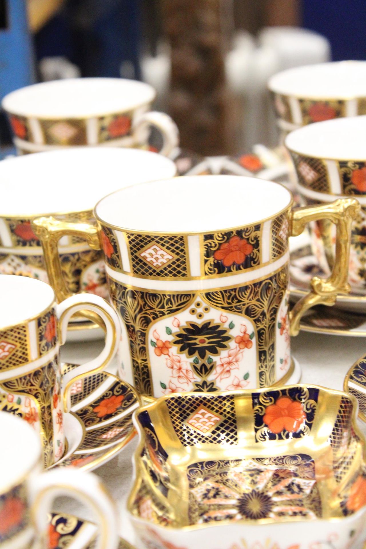 A QUANTITY OF ROYAL CROWN DERBY TO INCLUDE A LOVING CUP , COFFEE CANS AND SAUCERS, TEACUPS AND - Image 6 of 7