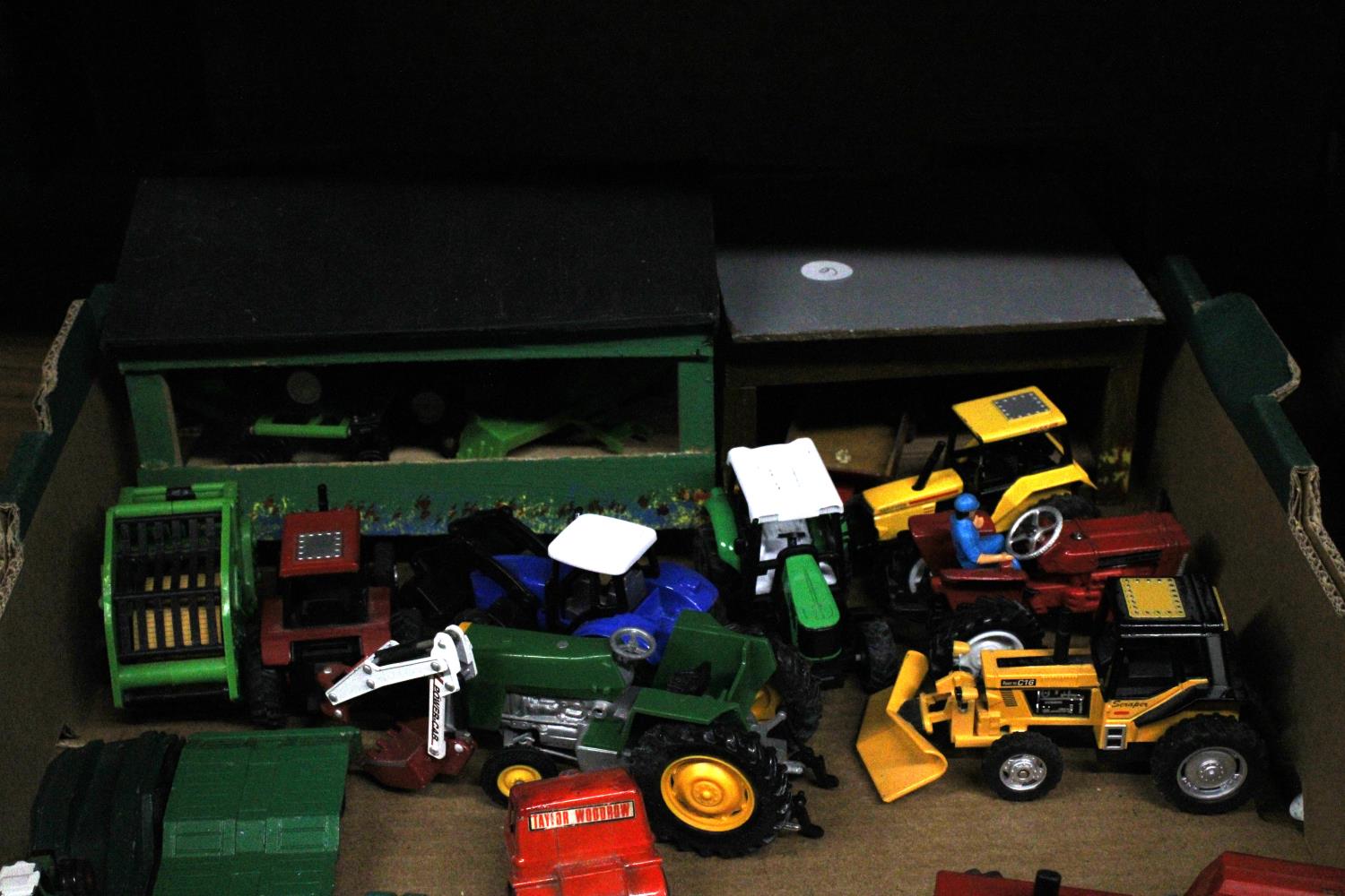 A QUANTITY OF FARM RELATED TOYS AND BUILDINGS - Image 3 of 4