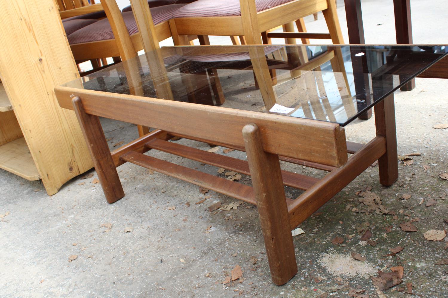 A RETRO TEAK TWO TIER COFFEE TABLE WITH SMOKED GLASS TOP, 39.5" X 17" - Bild 2 aus 2