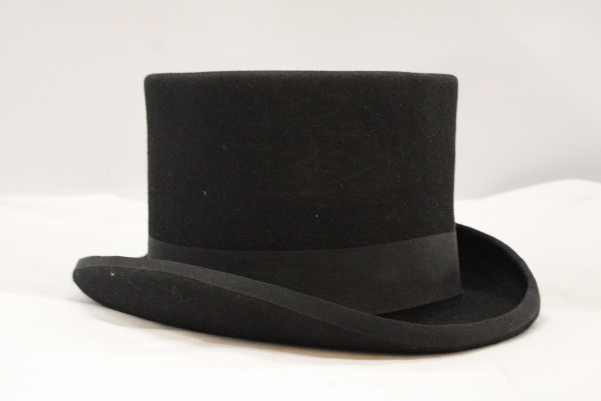 A 'VIZ-UK' TOP HAT, SIZE MEDIUM - Image 2 of 5