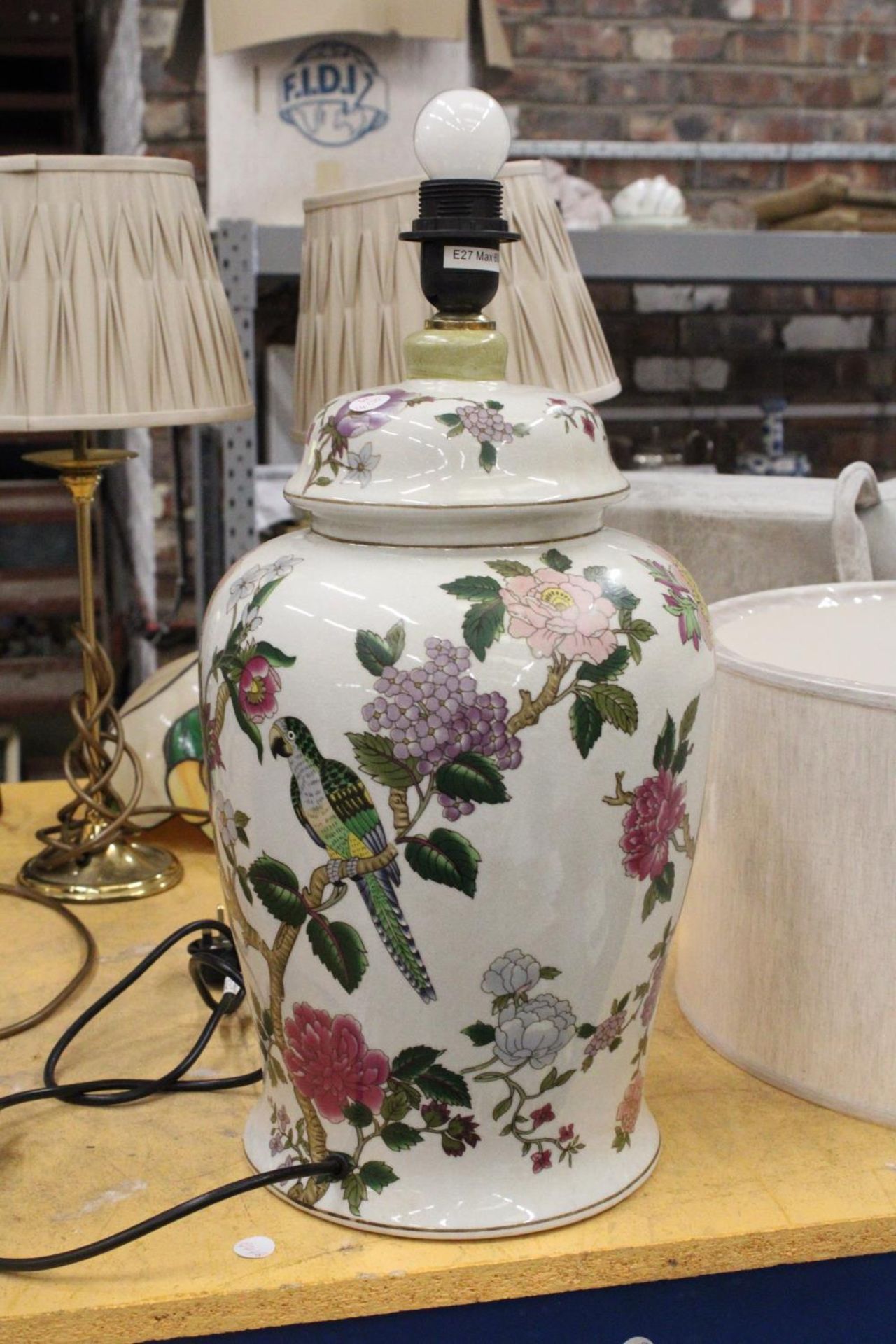 A LARGE CERAMIC TABLE LAMP WITH BIRD AND FLORAL DESIGN, WITH SHADE, HEIGHT APPROX 38CM - Image 4 of 4