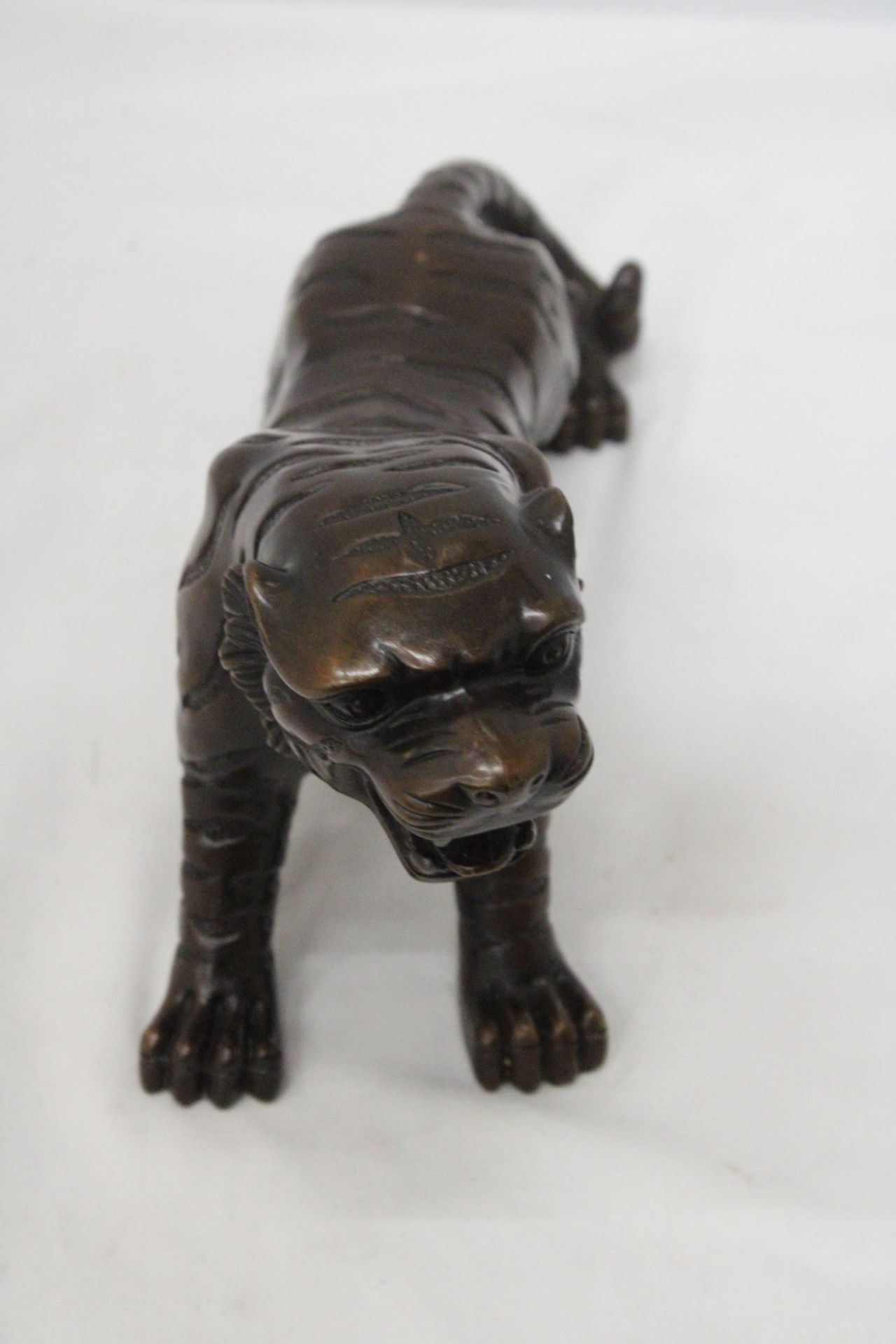 A LARGE BRONZE JAPANESE TIGER - Image 6 of 6
