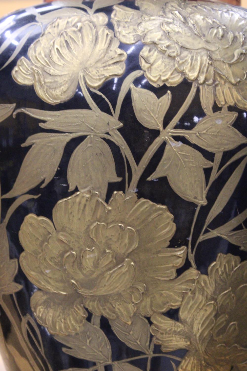 A LARGE VASE WITH GOLD EMBOSSED FLORALS PAINTED IN 22 CT GOLD - Image 3 of 4