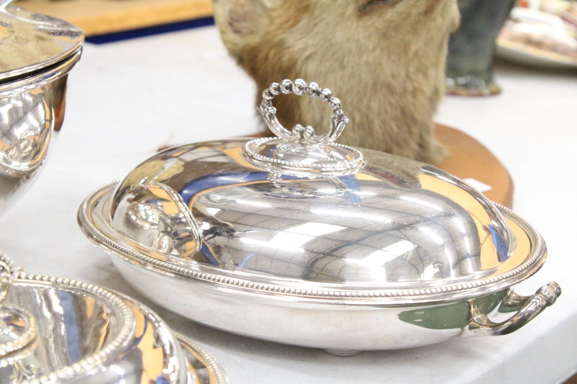 A QUANTITY OF SILVER PLATED ITEMS TO INCLUDE A SOUP TUREEN WITH LADEL, THREE LIDDED SERVING DISHES - Image 5 of 7