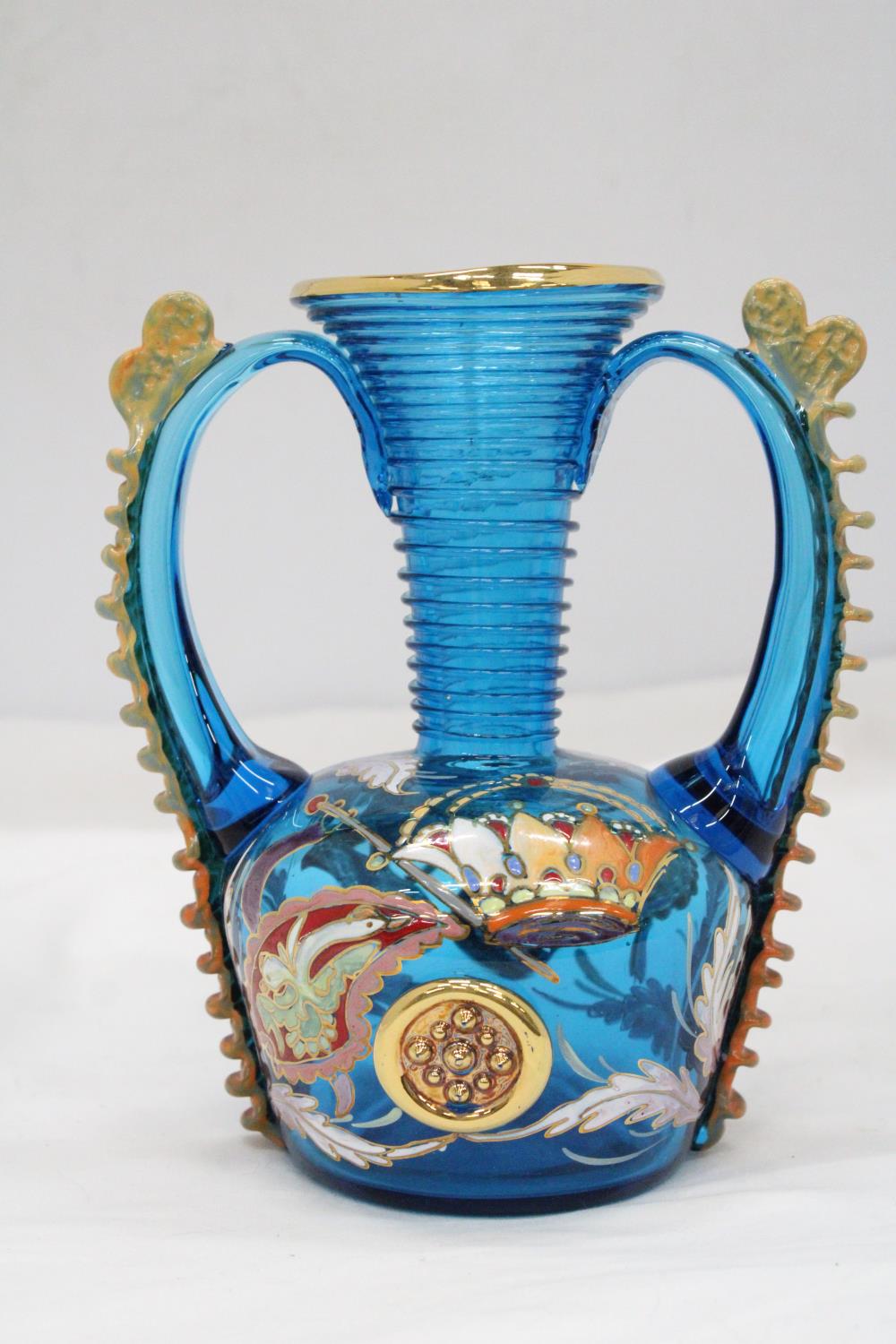 A 1960'S/70'S, LARGE ROYO GLASS VASE WITH GILDED ENAMEL DECORATION, HEIGHT 20CM - Image 4 of 6