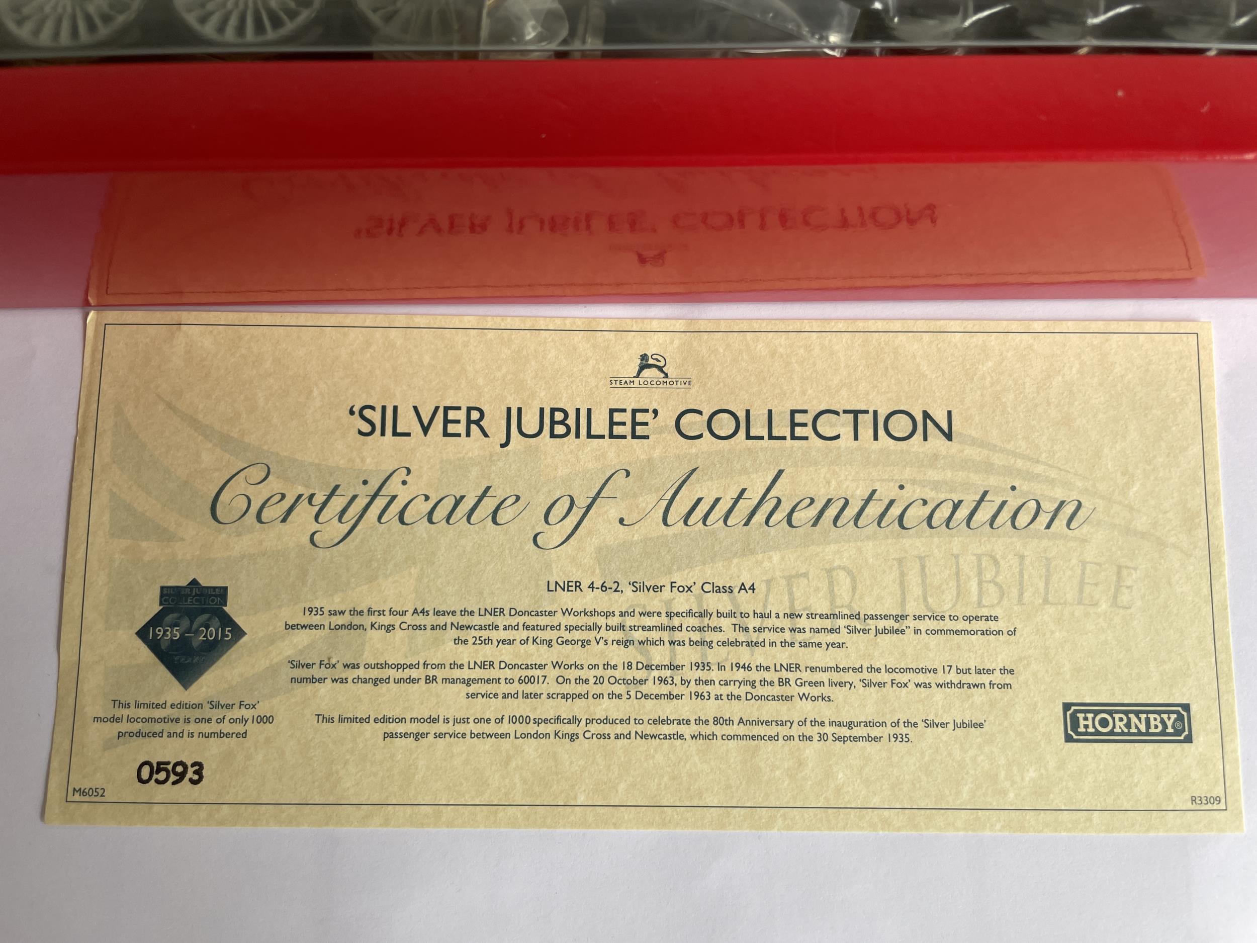 A BOXED HORNBY 00 GAUGE LIMITED EDITION OF 1000 SILVER JUBILEE COLLECTION LNER CLASS A4 SILVER FOX - Image 3 of 4