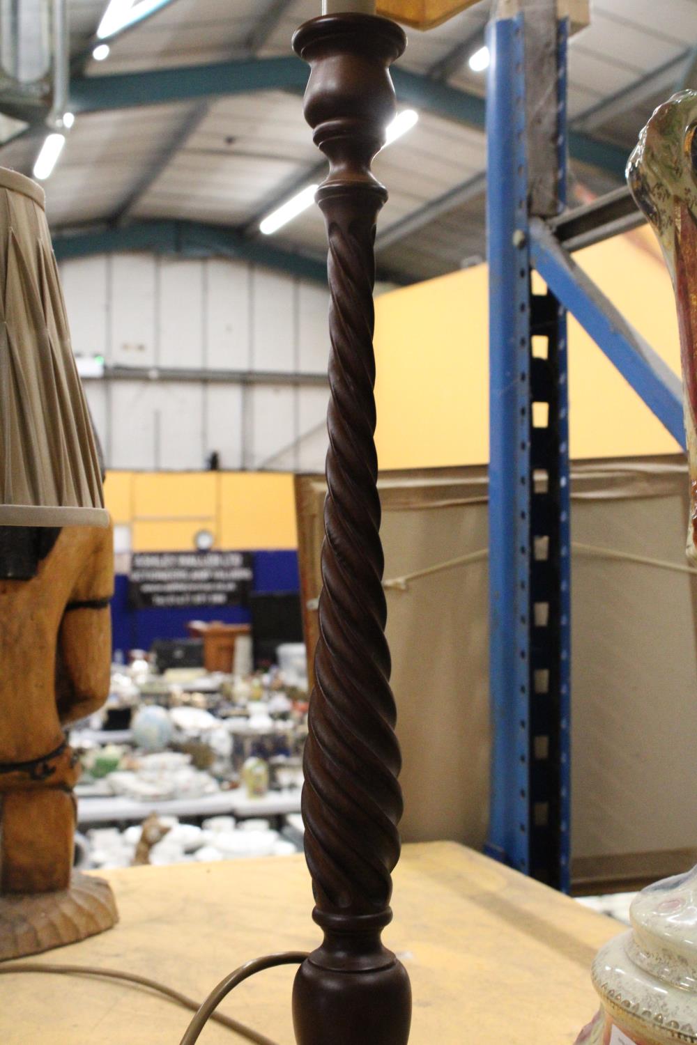 A LARGE MAHOGANY TABLE LAMP WITH BARLEY TWIST COLUMN, WITH SHADE - Image 4 of 6