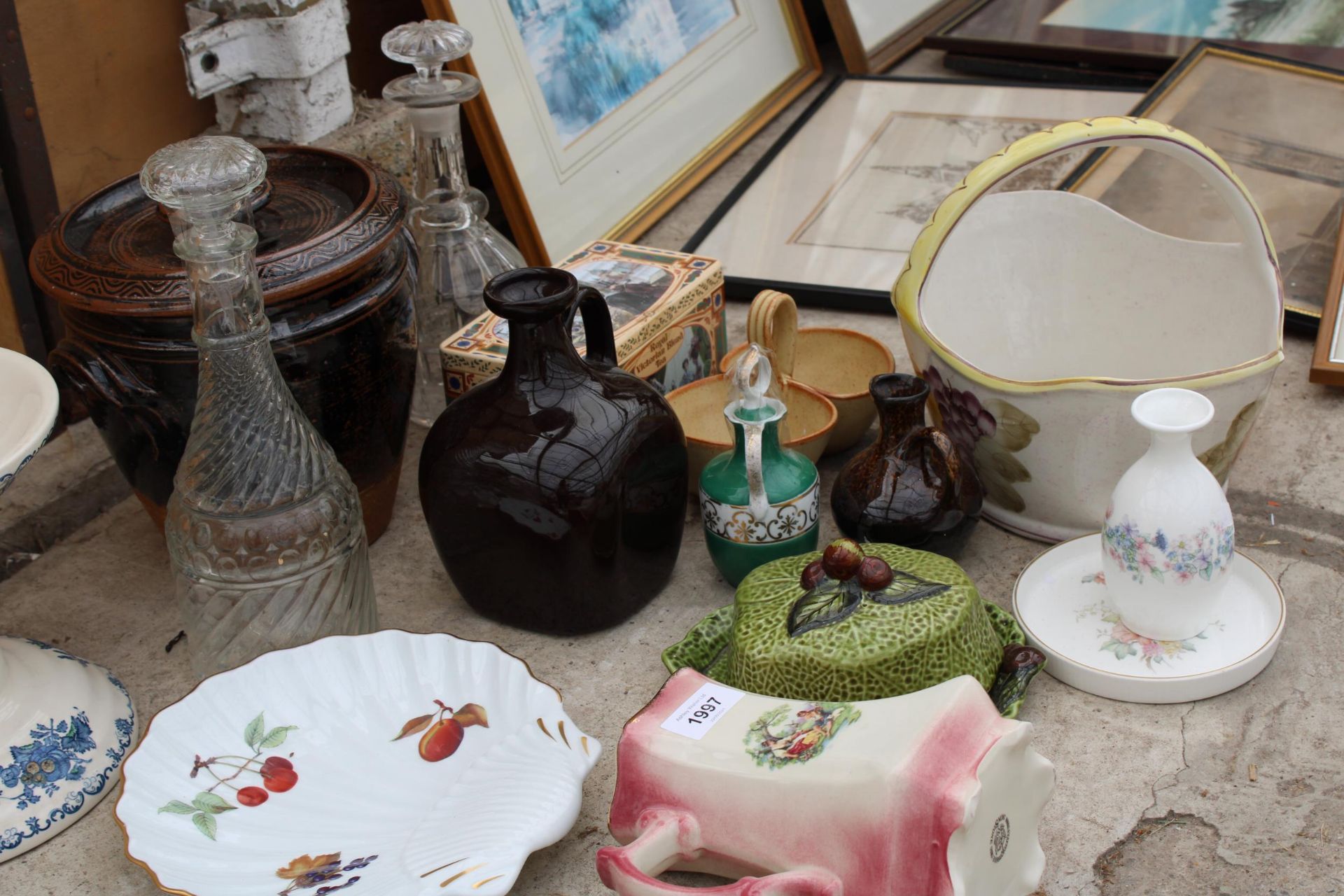 AN ASSORTMENT OF ITEMS TO INCLUDE CERAMICS, DOMINOES AND GLASS DECANTORS ETC - Bild 3 aus 4