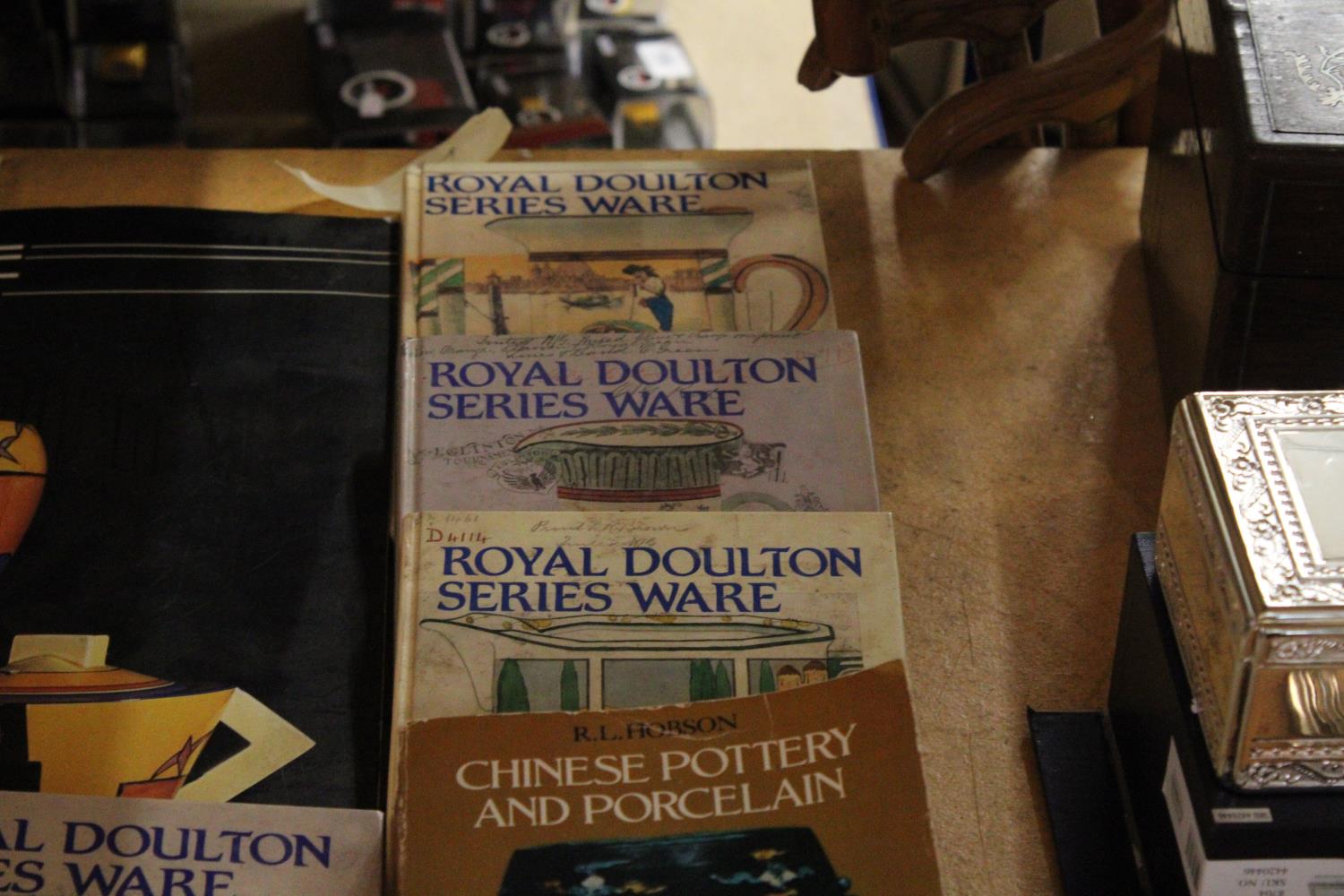 A COLLECTION OF ANTIQUE AND COLLECTABLES BOOKS, TO INCLUDE, CLARICE CLIFF, ROYAL DOULTON SERIES - Image 5 of 6