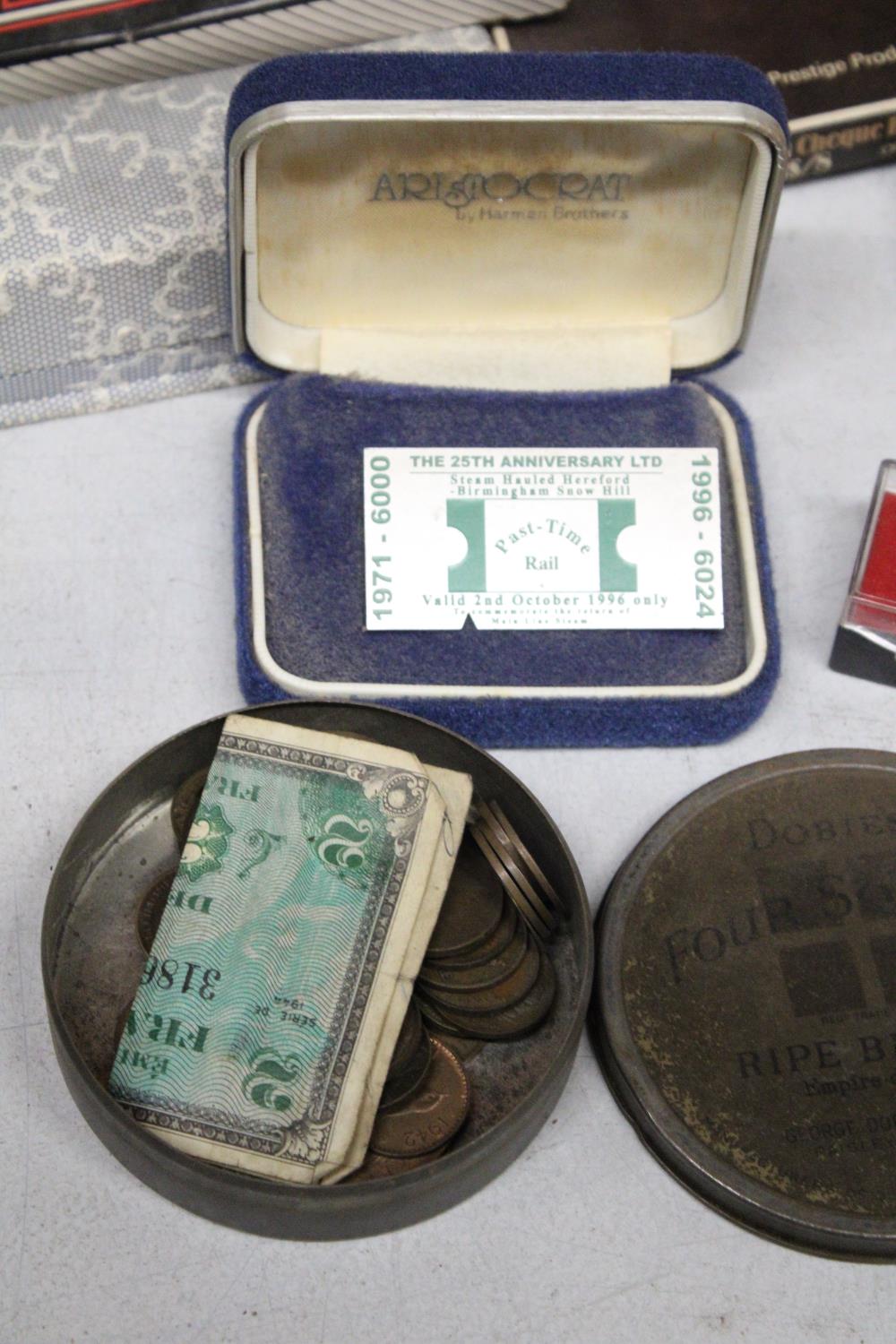 A MIXED LOT OF COLLECTABLES TO INCLUDE A QUANTITY OF VINTAGE TRAIN TICKETS IN A VINTAGE ROYAL - Bild 3 aus 4