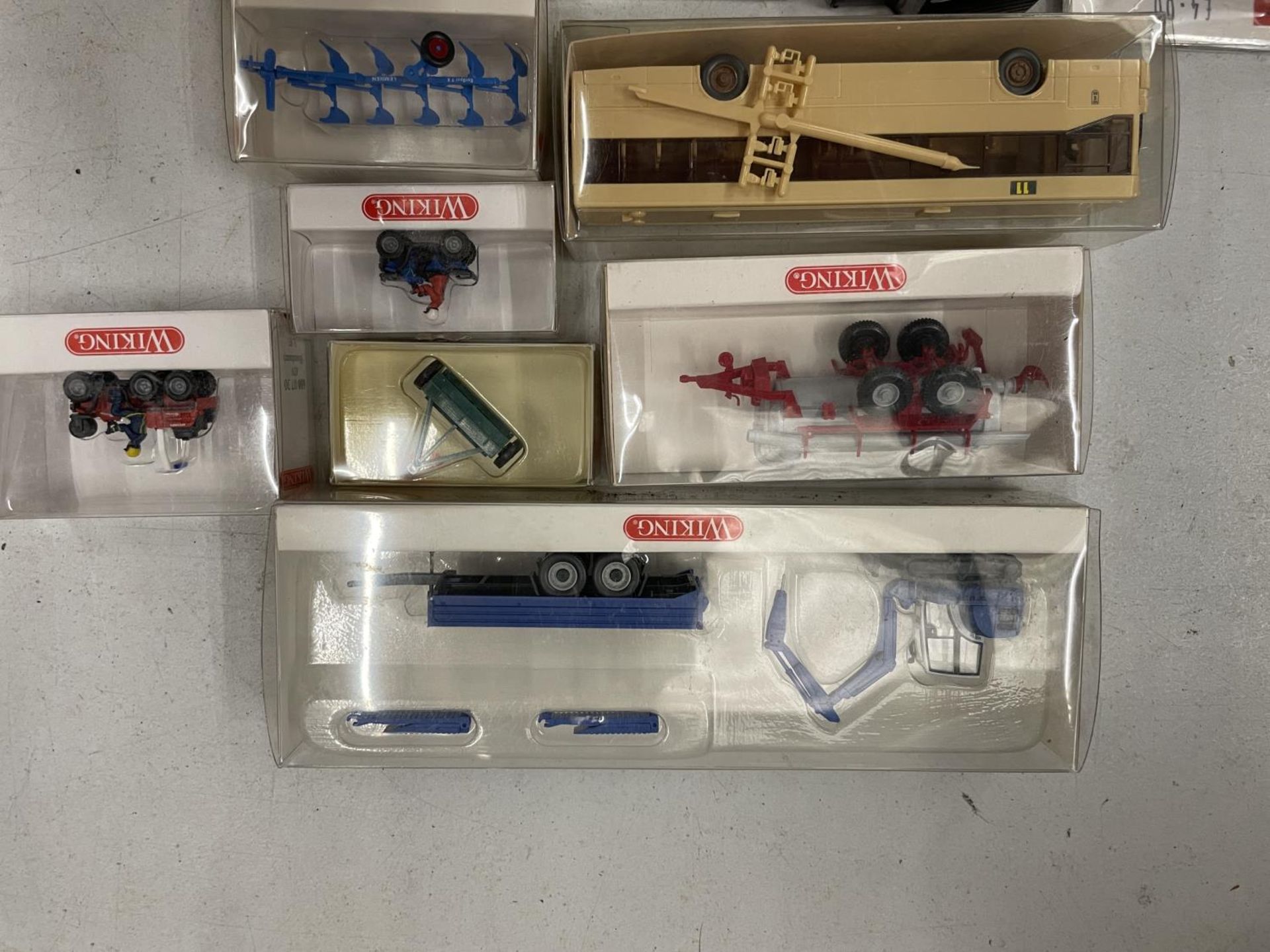 EIGHTEEN 1:87 SCALE MIXED VEHICLES, TWO UNBOXED - Image 4 of 6