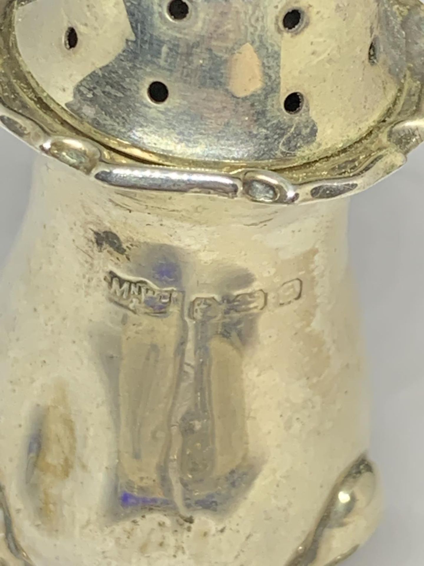 FOUR VARIOUS SILVER ITEMS TO INCLUDE TWO ROBINSON & CO LTD SINGAPORE AND KUALA LUMPA HALLMARKED - Image 3 of 6