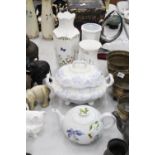 A QUANTITY OF CERAMICS TO INCLUDE TWO LARGE AYNSLEY VASES, A VINTAGE BLUE AND WHITE LIDDED TUREEN