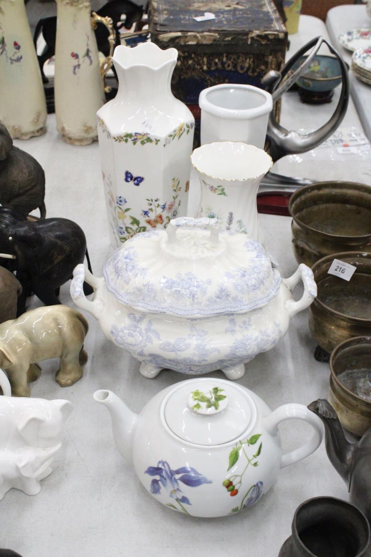 A QUANTITY OF CERAMICS TO INCLUDE TWO LARGE AYNSLEY VASES, A VINTAGE BLUE AND WHITE LIDDED TUREEN