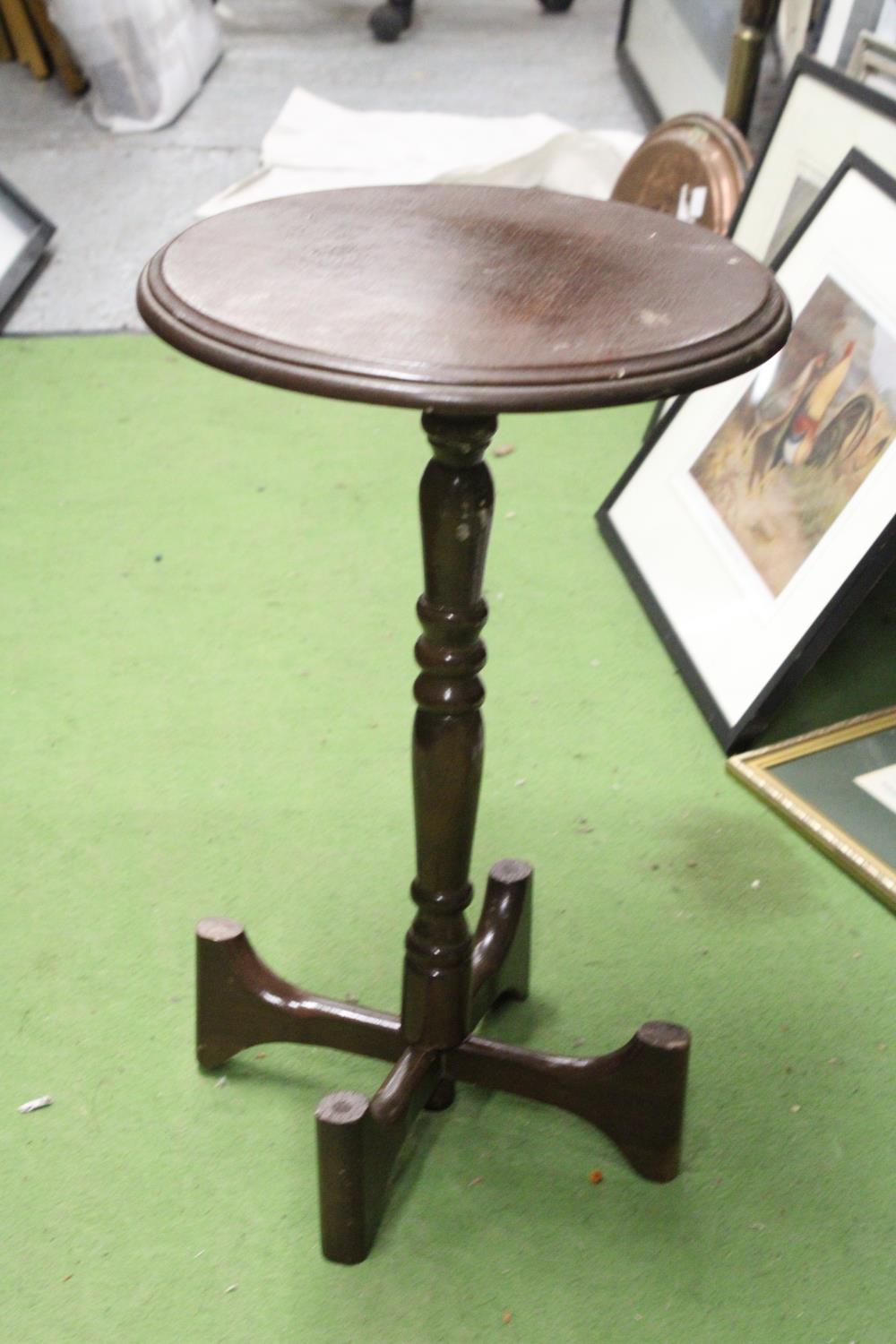 A MAHOGANY SMALL TABLE/PLANT STAND - Image 3 of 4