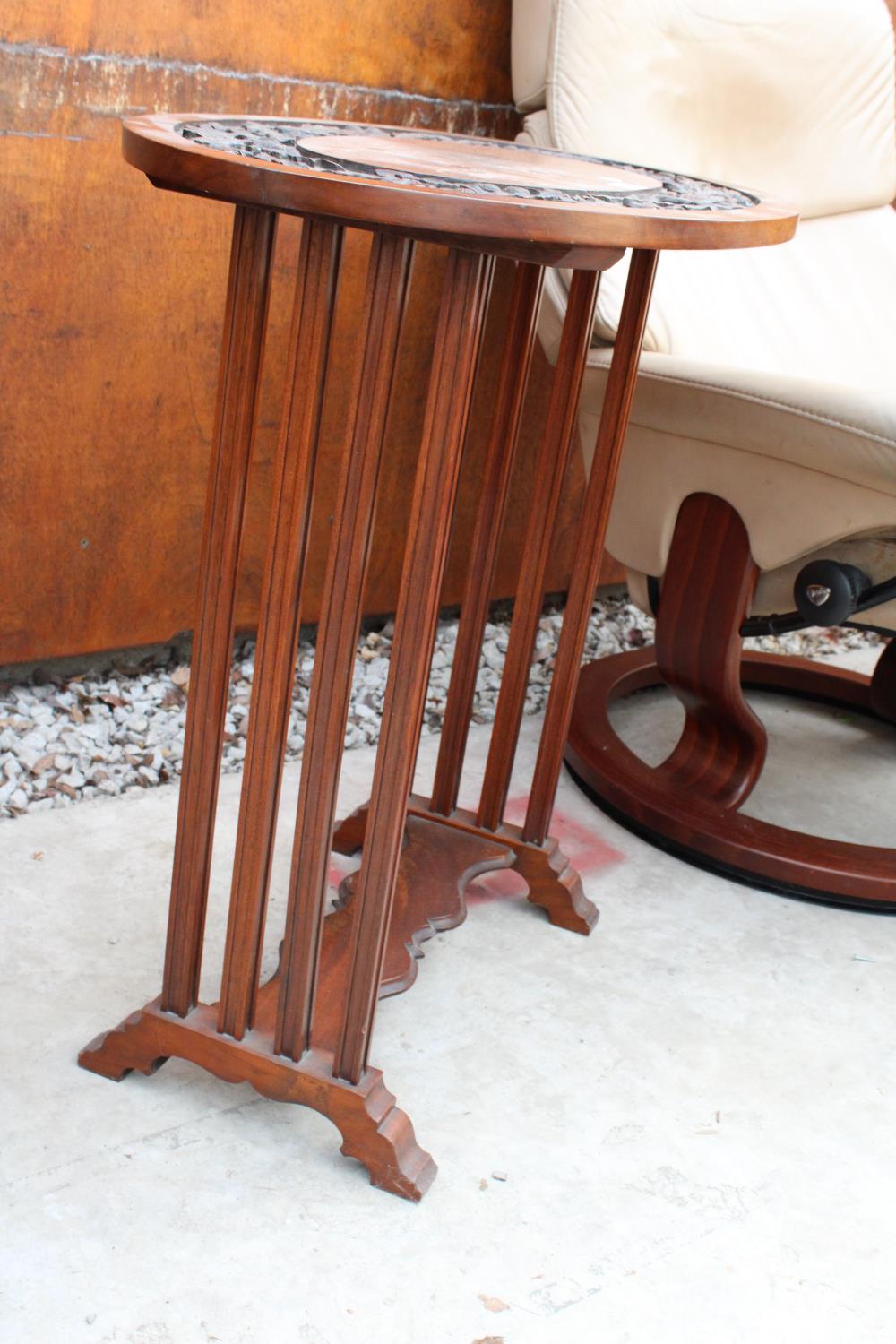 AN OVAL MAHOGANY CENTRE TABLE WITH CARVED ACORN AND LEAF DECORATION TO TOP 28" X 18" - Bild 3 aus 3