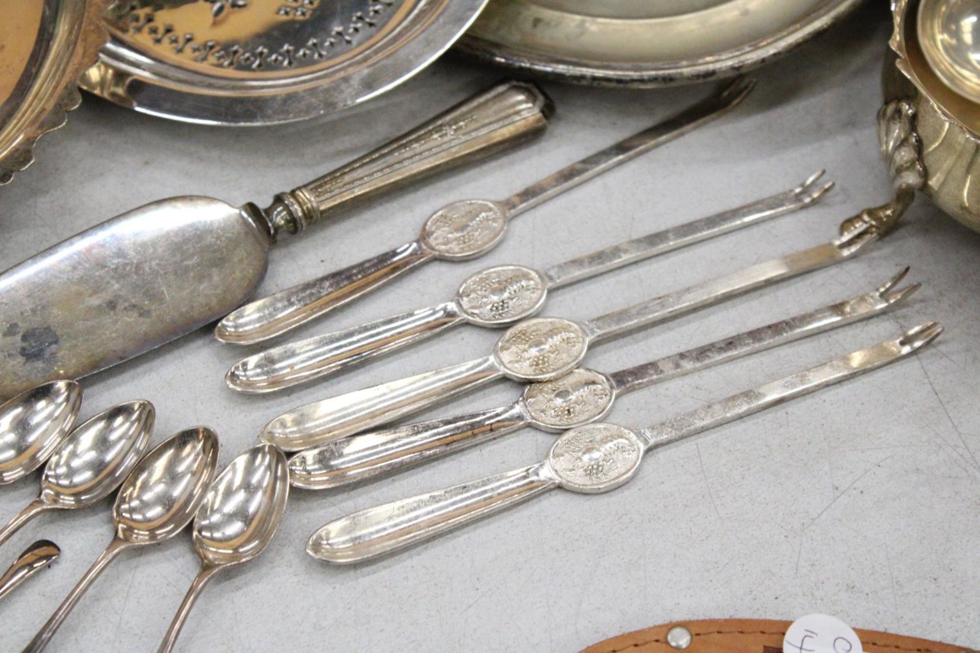 A MIXED LOT OF SILVER PLATE TO INCLUDE PLATES, SPOONS, GRAVY BOWL, SUGAR CASTER ETC - Image 6 of 6