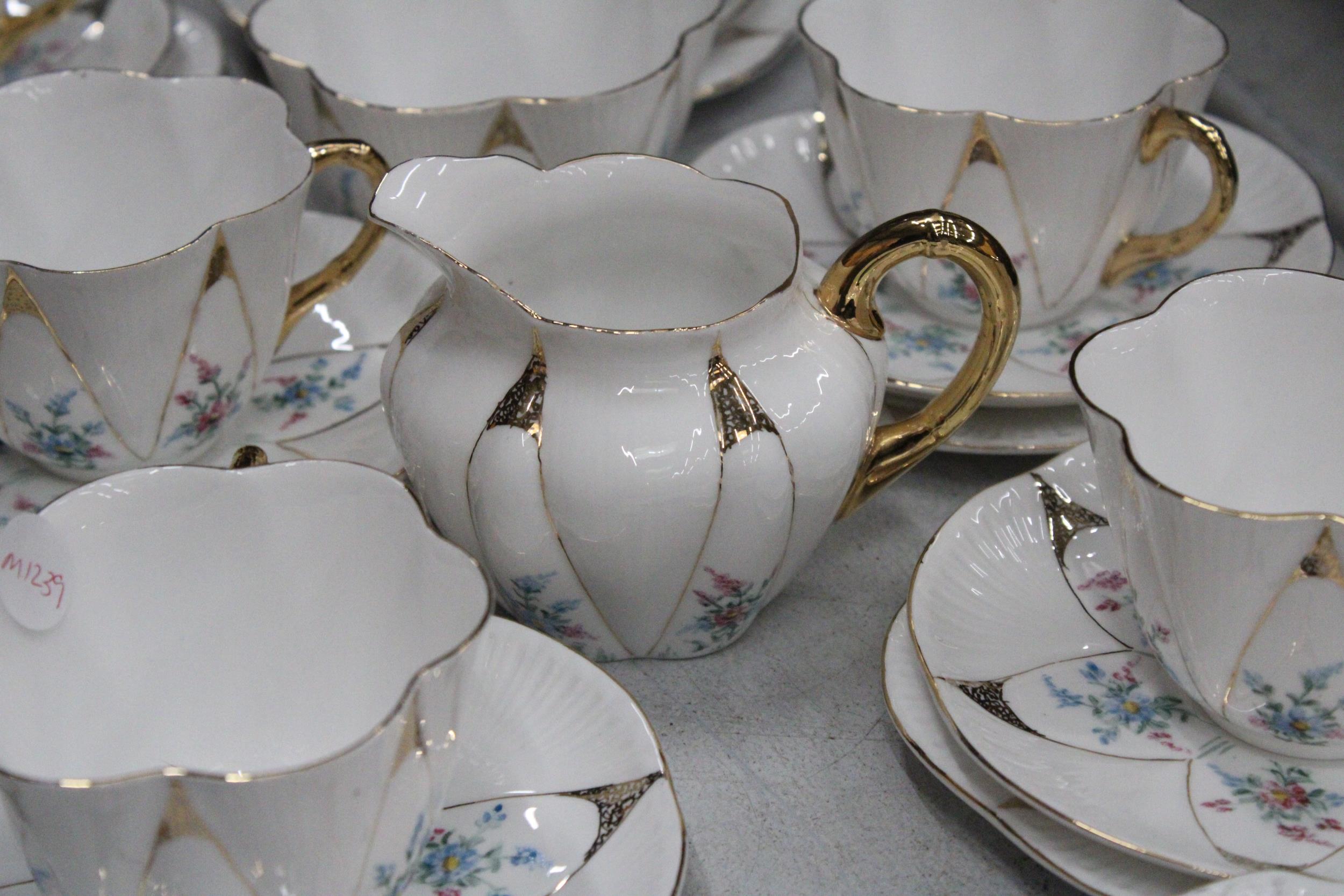 A VINTAGE SHELLEY HANDPAINTED DAINTY SHAPE TEACUPS AND SAUCERS TO INCLUDE SUGAR, CREAMER, CAKE/BREAD - Image 4 of 6