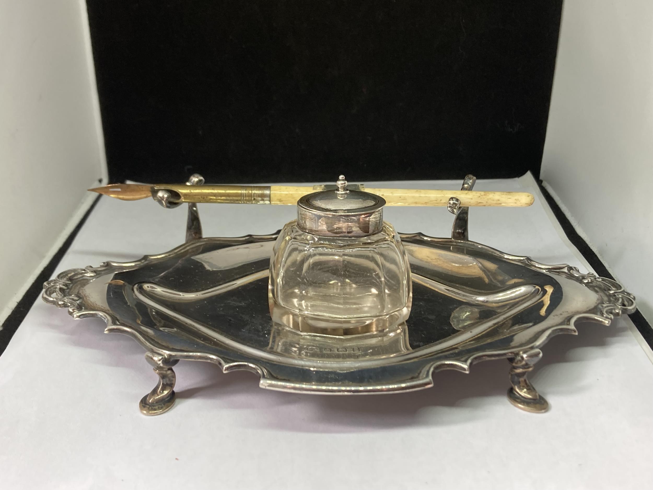 A HALLMARKED BIRMINGHAM SILVER INKWELL SET WITH GLASS BOTTLE (LID A/F) AND A PEN - Image 2 of 7