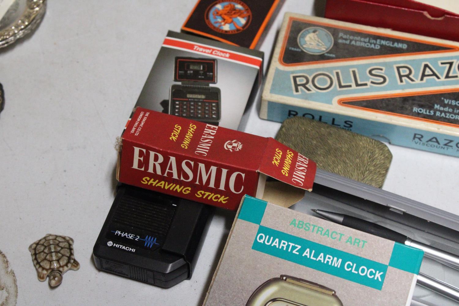 A MIXED LOT OF VINTAGE COLLECTABLES TO INCLUDE A BOXED QUARTZ ALARM CLOCK, A ERASMIC SHAVING - Image 5 of 7
