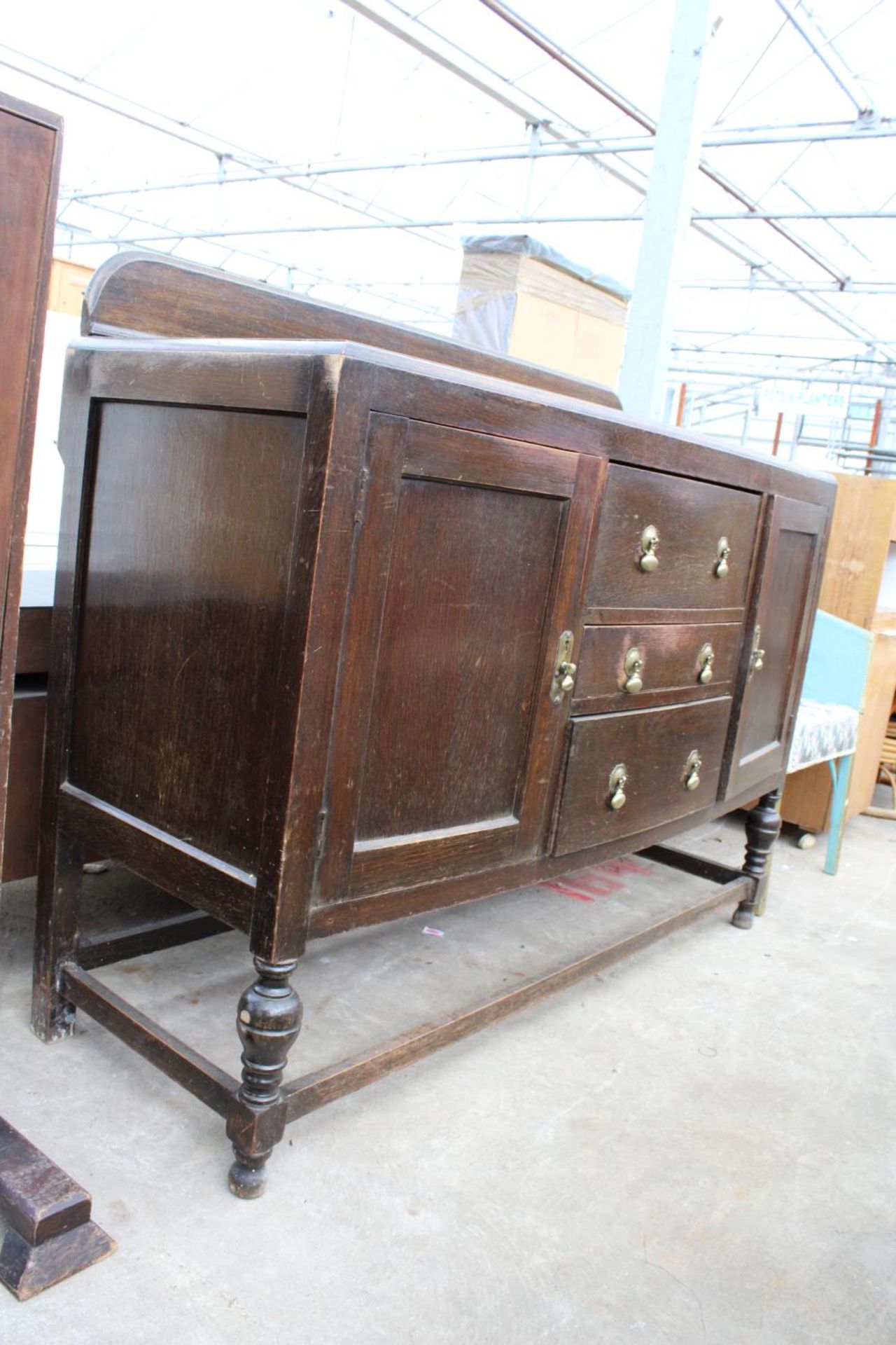 A MID 20TH CENTURY OAK SIDEBOARD ON OPEN BASE WITH TURNED LEGS ENCLOSING TWO CUPBOARDS AND THREE - Image 2 of 2