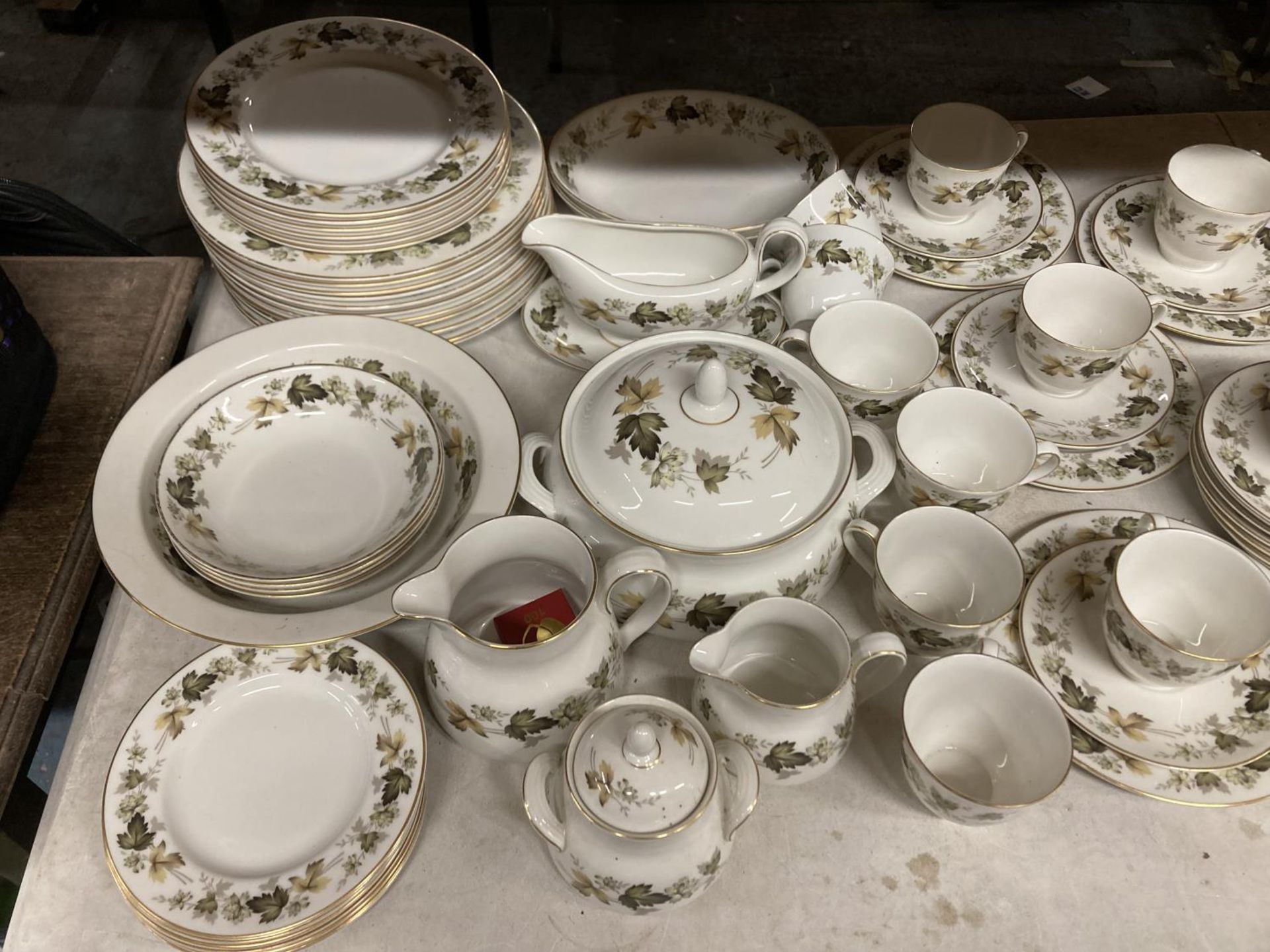 A ROYAL DOULTON 'LARCHMONT' DINNER SERVICE, TO INCLUDE VARIOUS SIZES OF PLATES, A SERVING TUREEN AND - Image 2 of 5