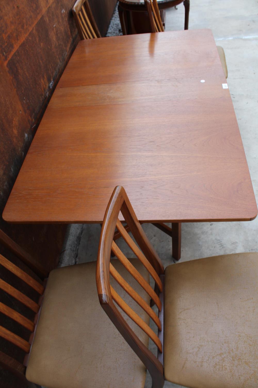 A RETRO TEAK DROP-LEAF DINING TABLE, 57" X 33" OPENED AND FOUR DINING CHAIRS - Bild 4 aus 4