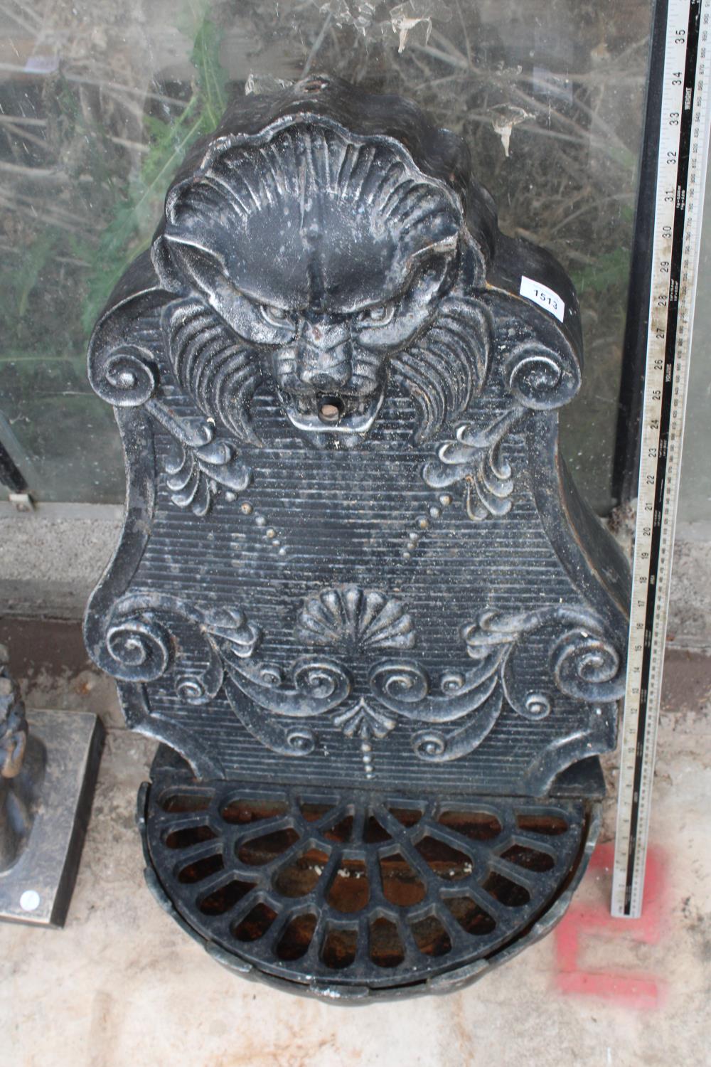 A VINTAGE HEAVY DECORATIVE LION HEAD CAST IRON WALL MOUNTED WATER FEATURE (H:82CM W:49CM) - Image 2 of 3