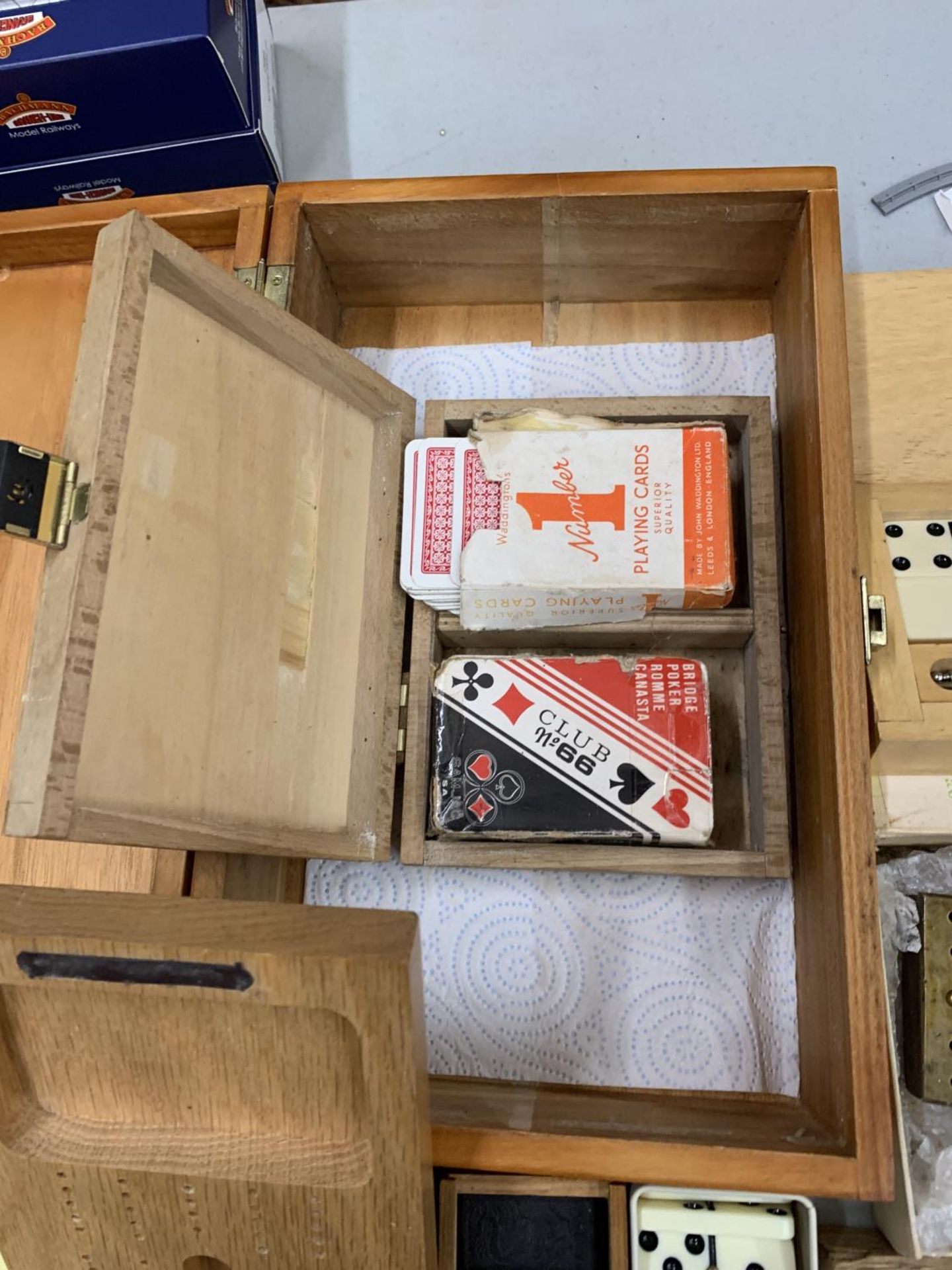 VARIOUS SETS OF DOMINOS, SCORE BOARDS AND PEGS, CARDS AND CHESS - Bild 5 aus 6