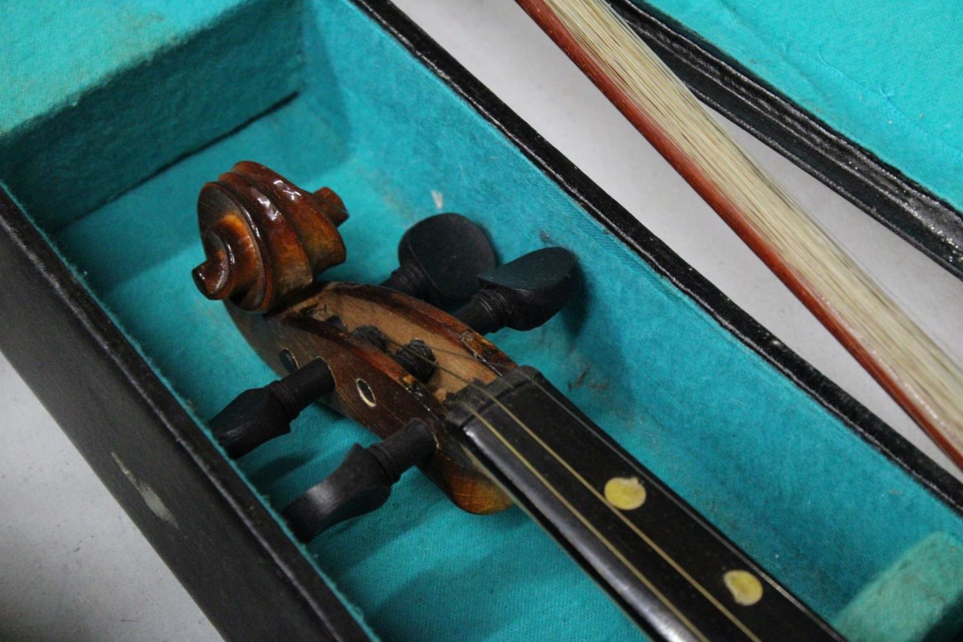 A VINTAGE VIOLIN WITH BOW IN CARRY CASE - Image 3 of 4