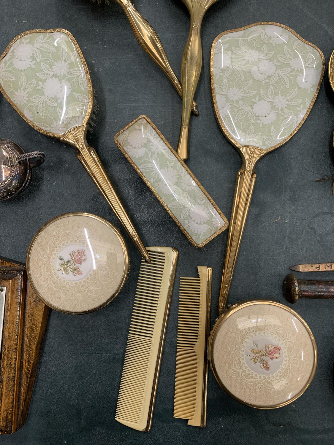 A COLLECTION OF DRESSING TABLE BRUSHES WITH FLORAL DECORATION TO THE BACKS PLUS A TRAY, HAND MIRRORS - Image 6 of 6