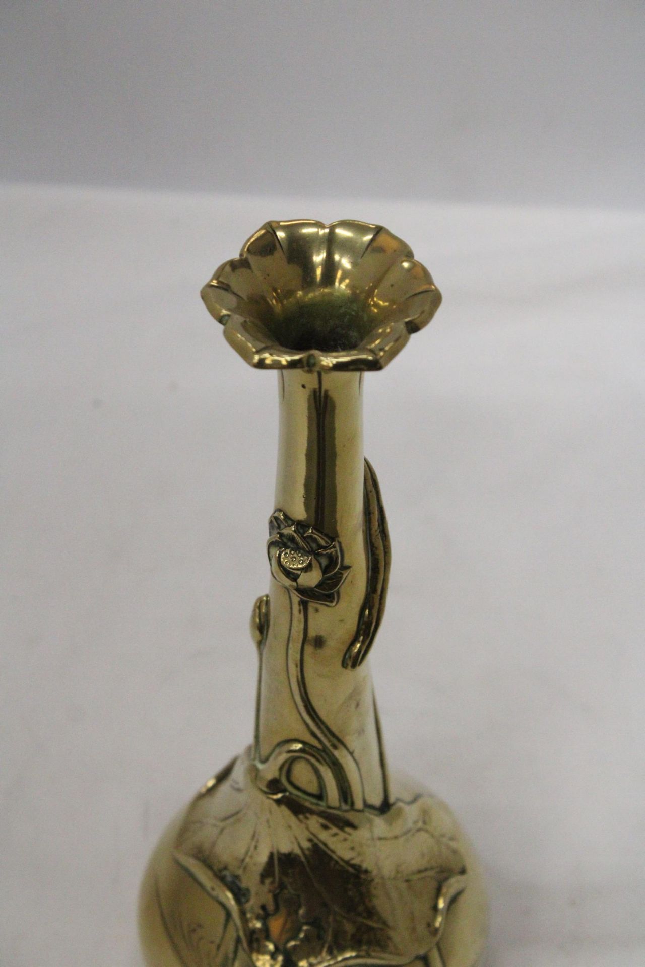 AN ORIENTAL BRASS ART NOUVEAU LONG NECKED VASE MARKED TO THE BASE - Image 6 of 6