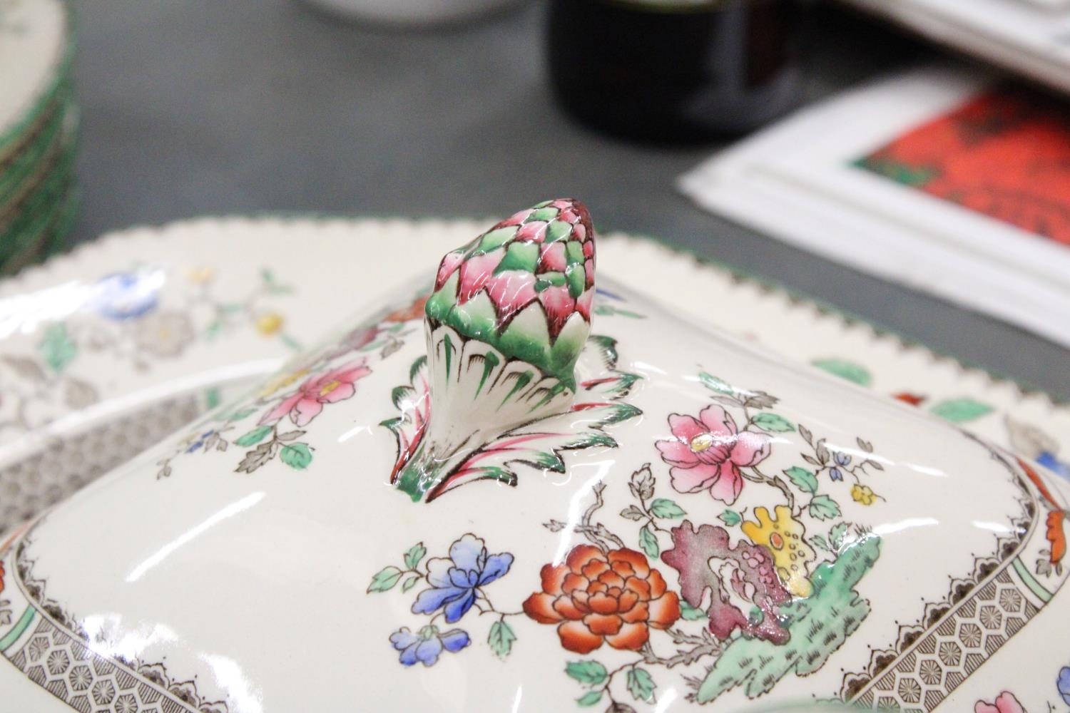 A LARGE SPODE COPELAND "CHINESE ROSE" DINNER SERVICE TO INCLUDE PLATES, SOUP BOWLS, JUGS, A - Image 9 of 9